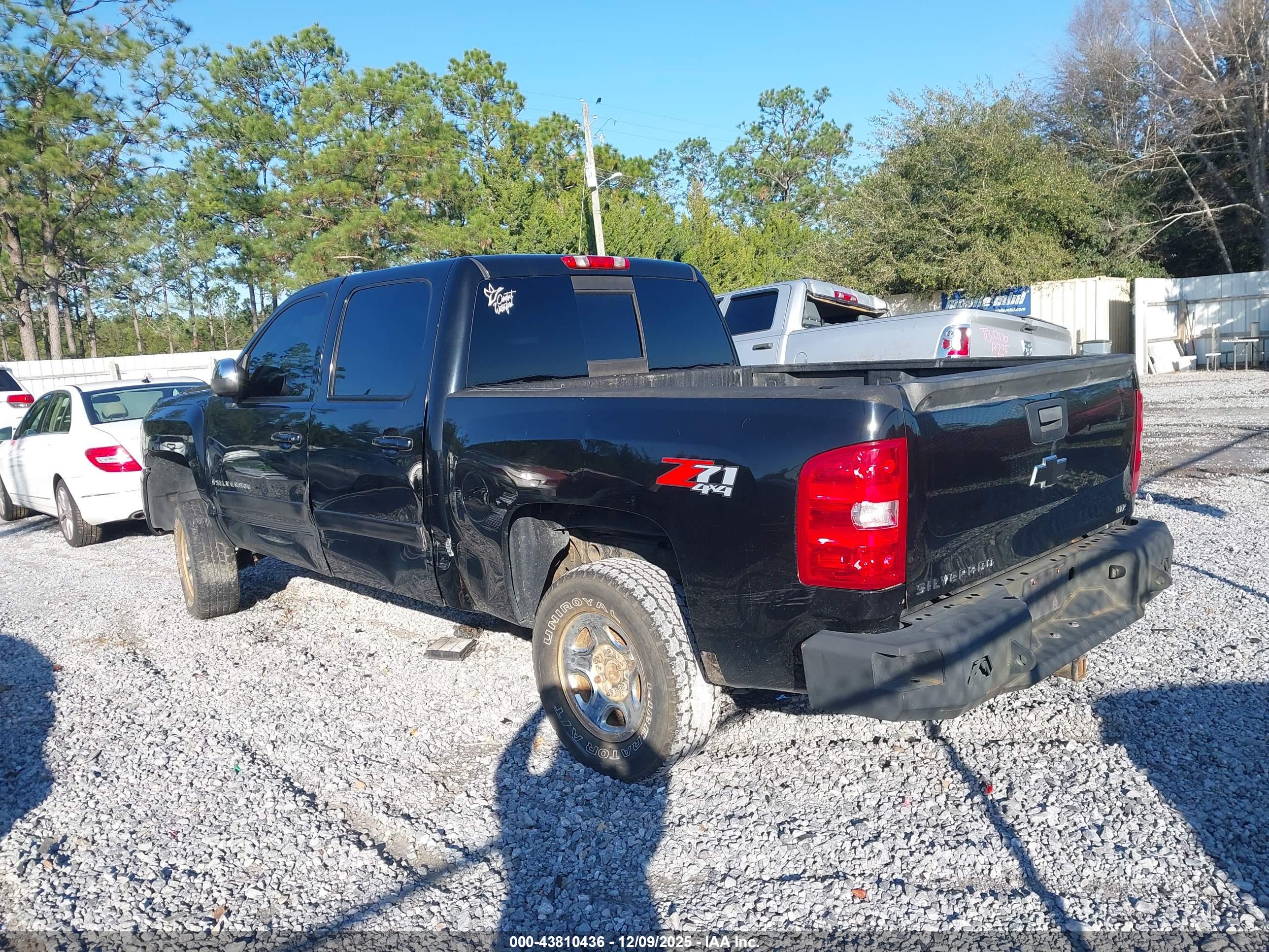 CHEVROLET SILVERADO image 3