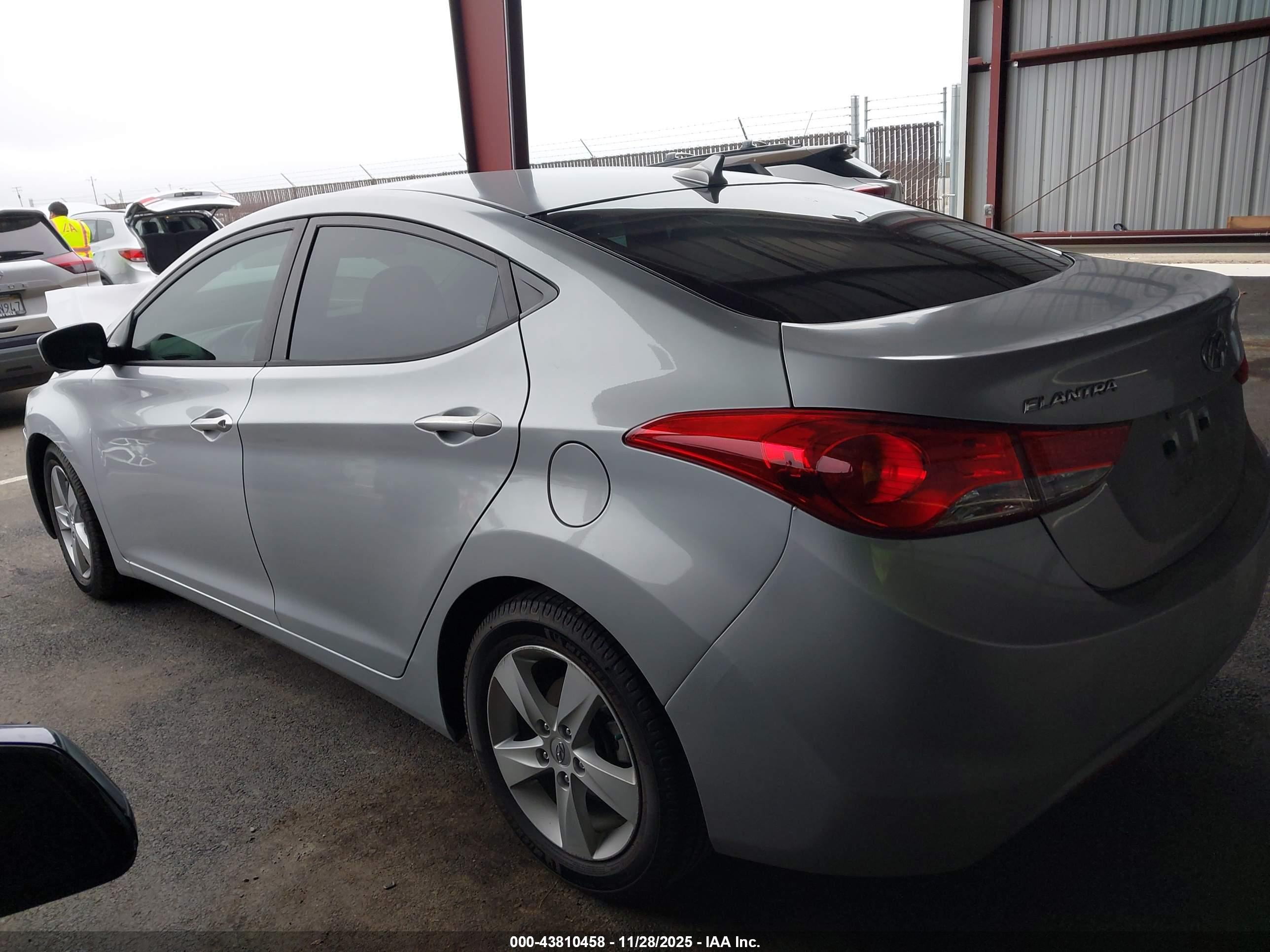 HYUNDAI ELANTRA image 3