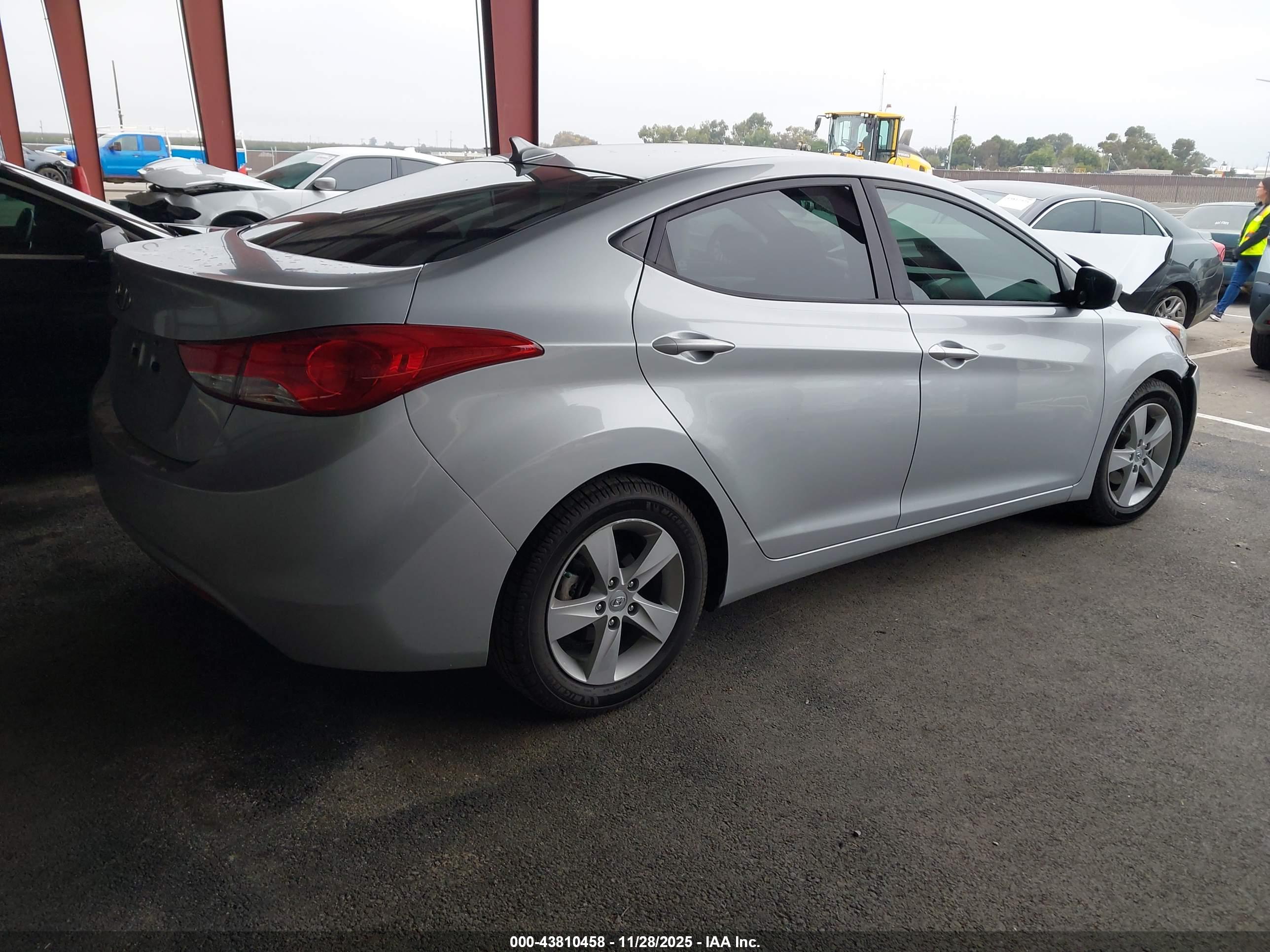 HYUNDAI ELANTRA image 4