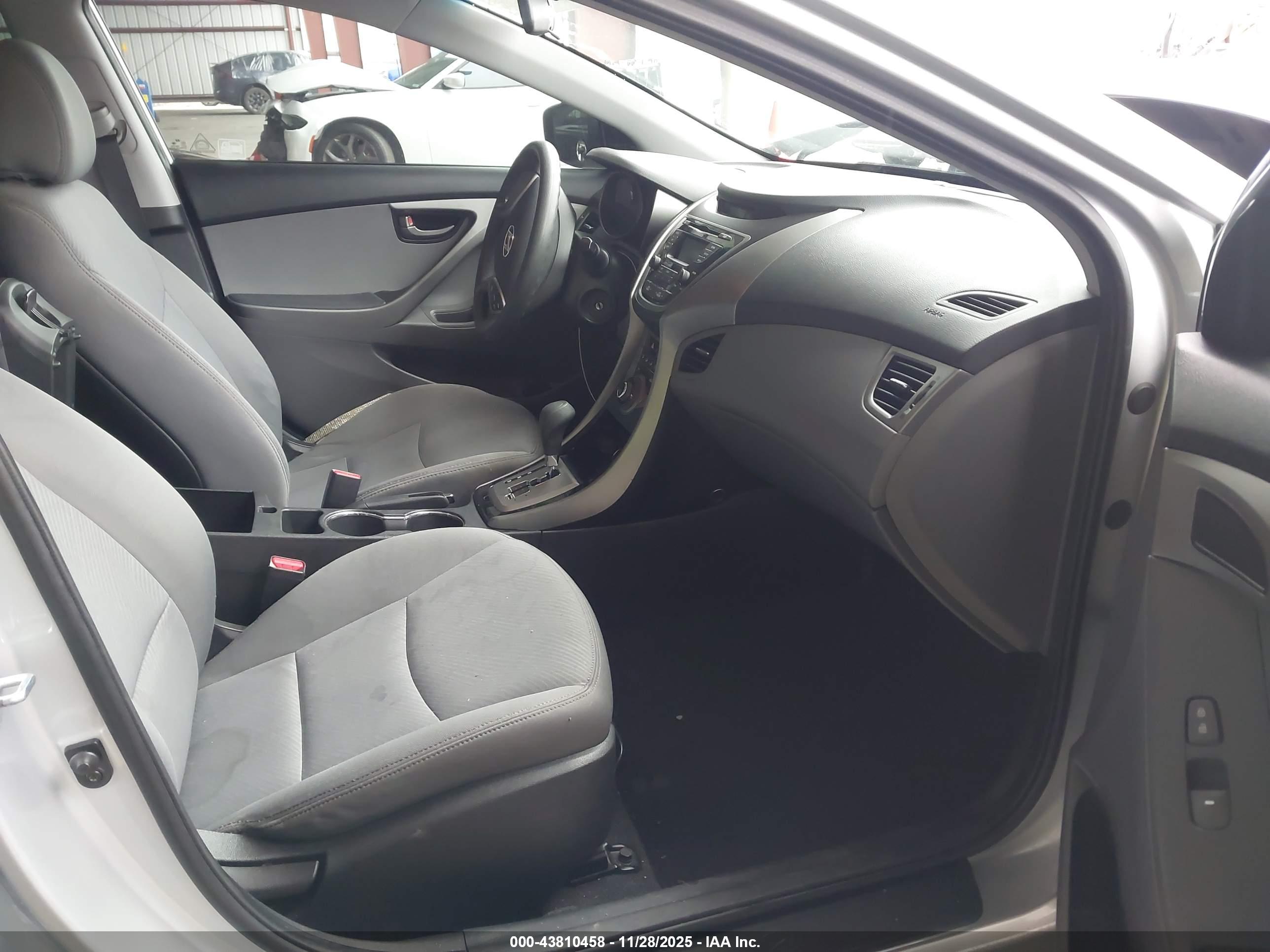 HYUNDAI ELANTRA image 5