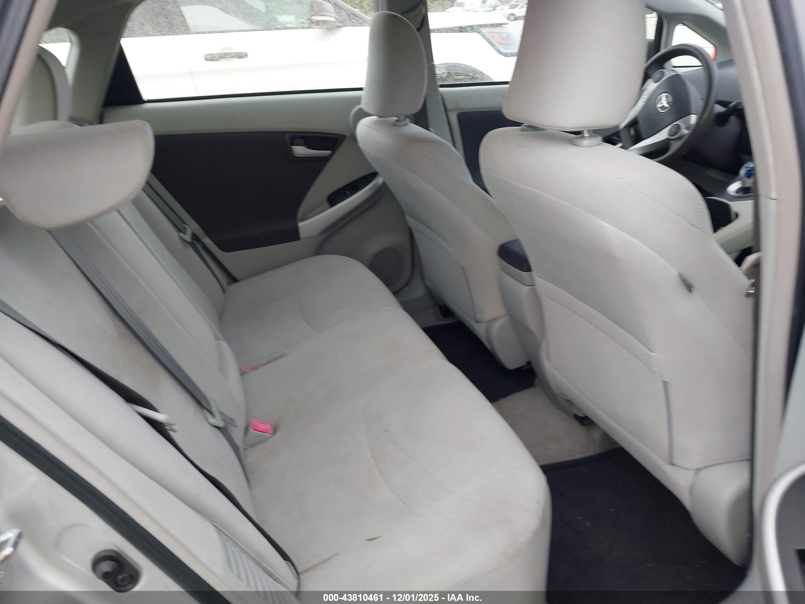 TOYOTA PRIUS image 8