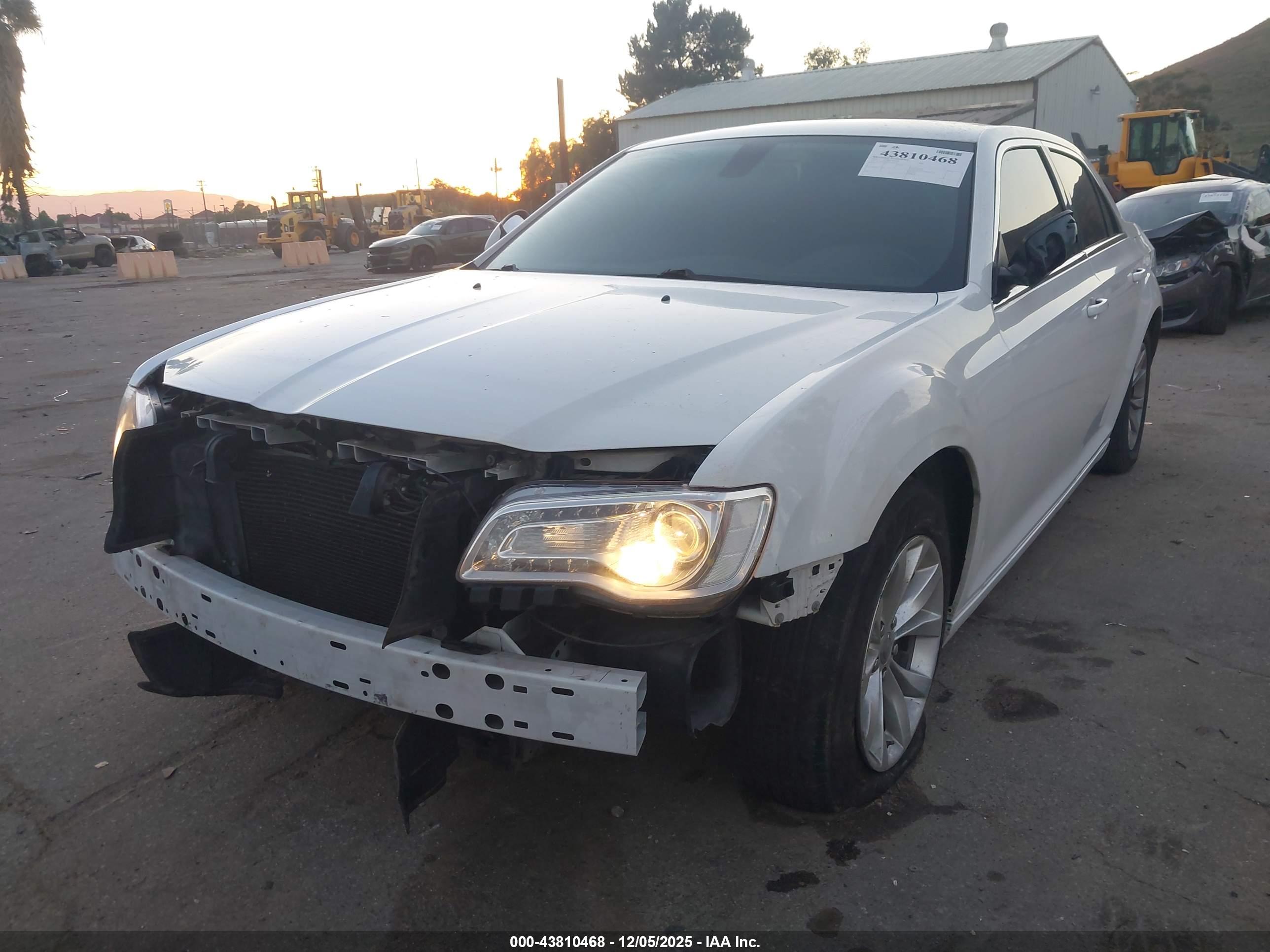 CHRYSLER 300 image 2