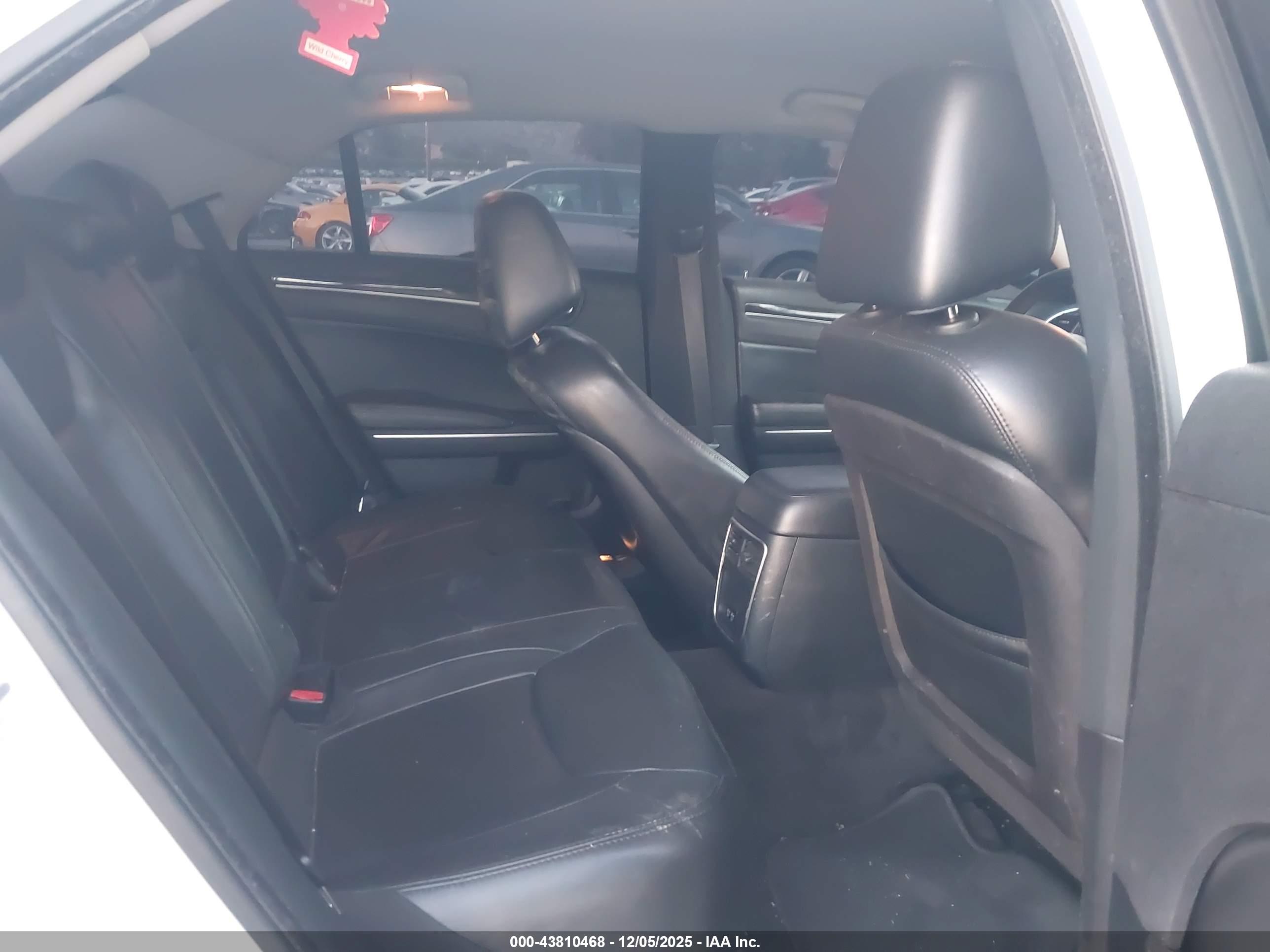 CHRYSLER 300 image 8