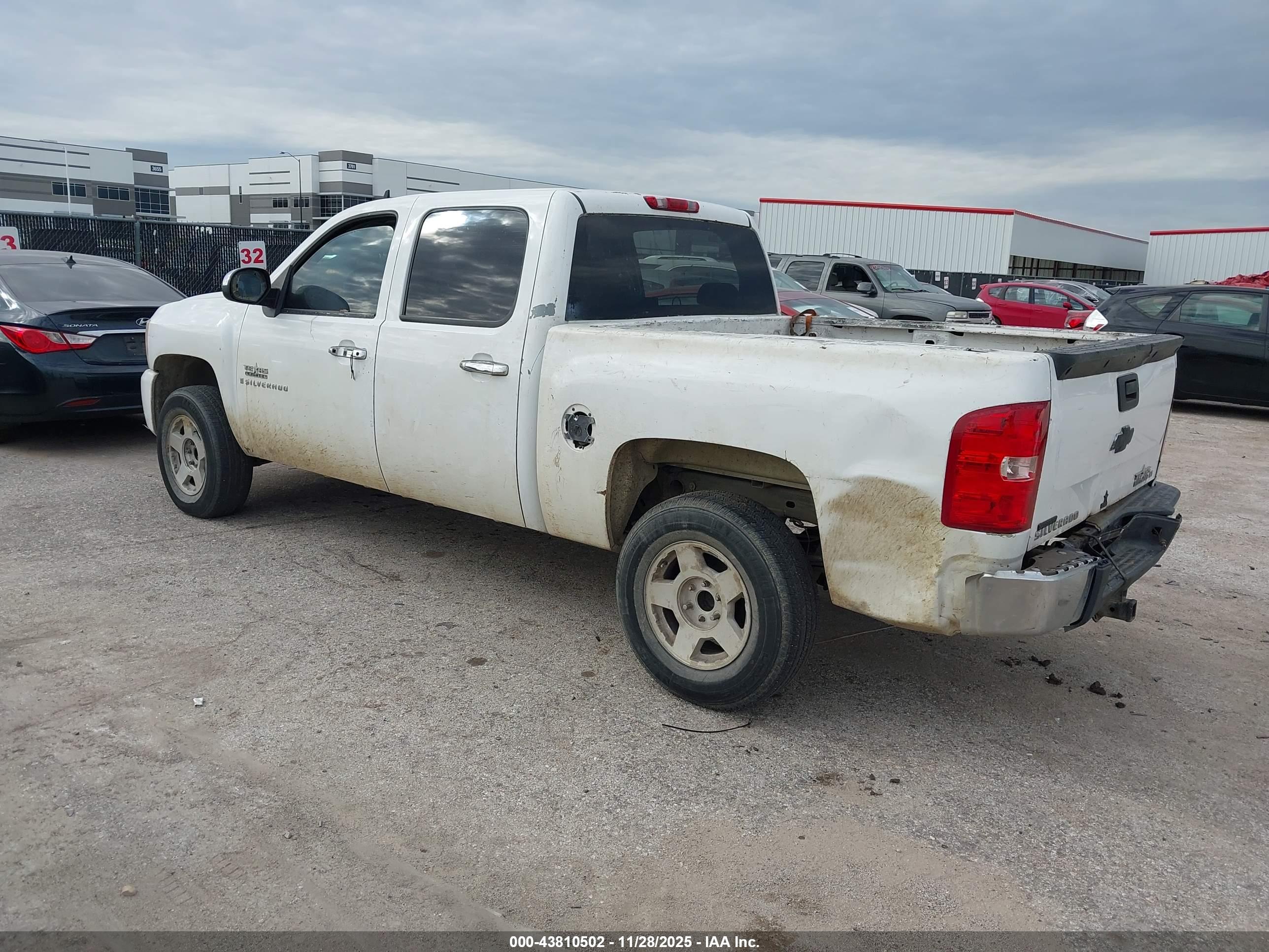 CHEVROLET SILVERADO image 3