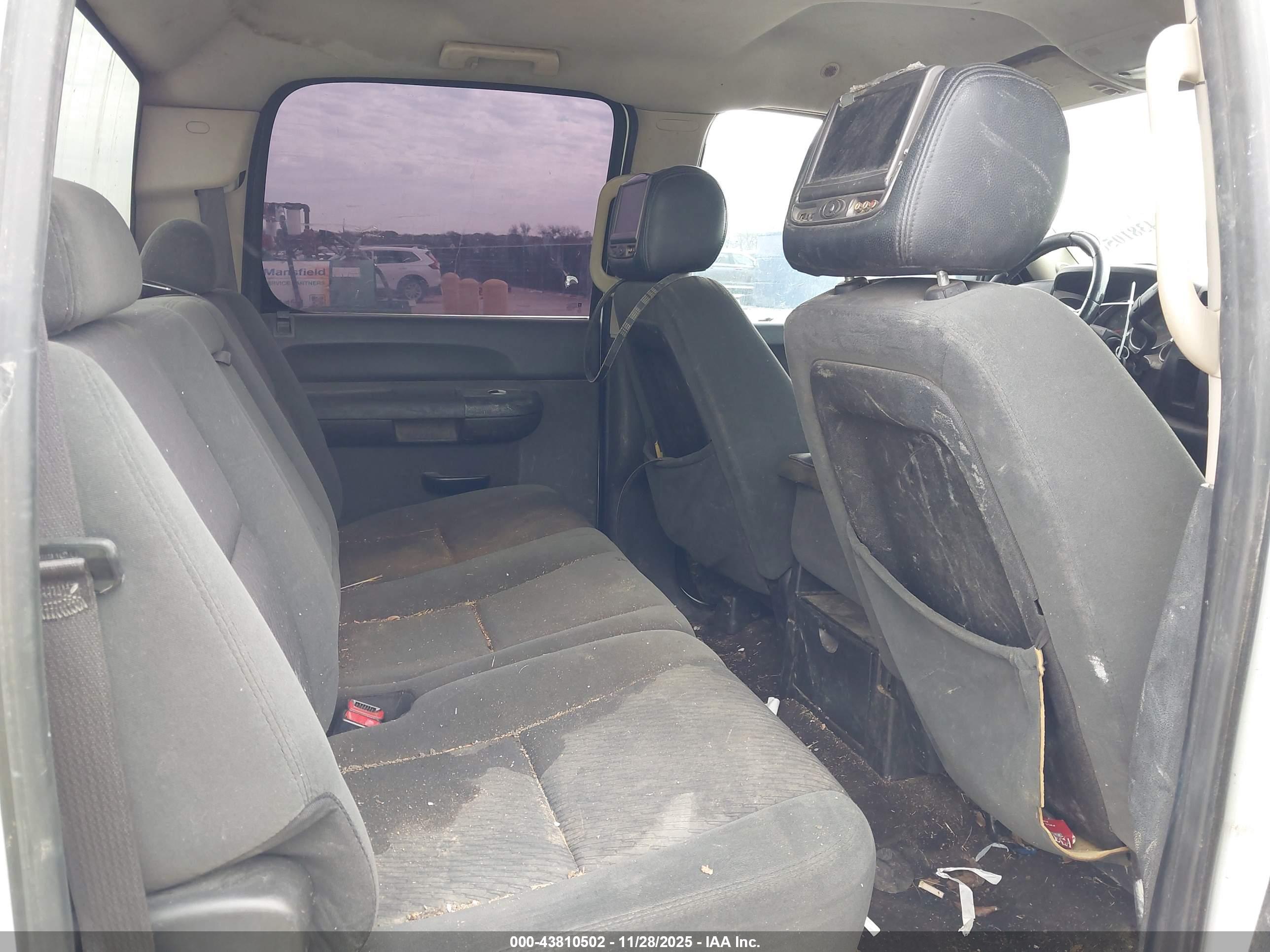 CHEVROLET SILVERADO image 8