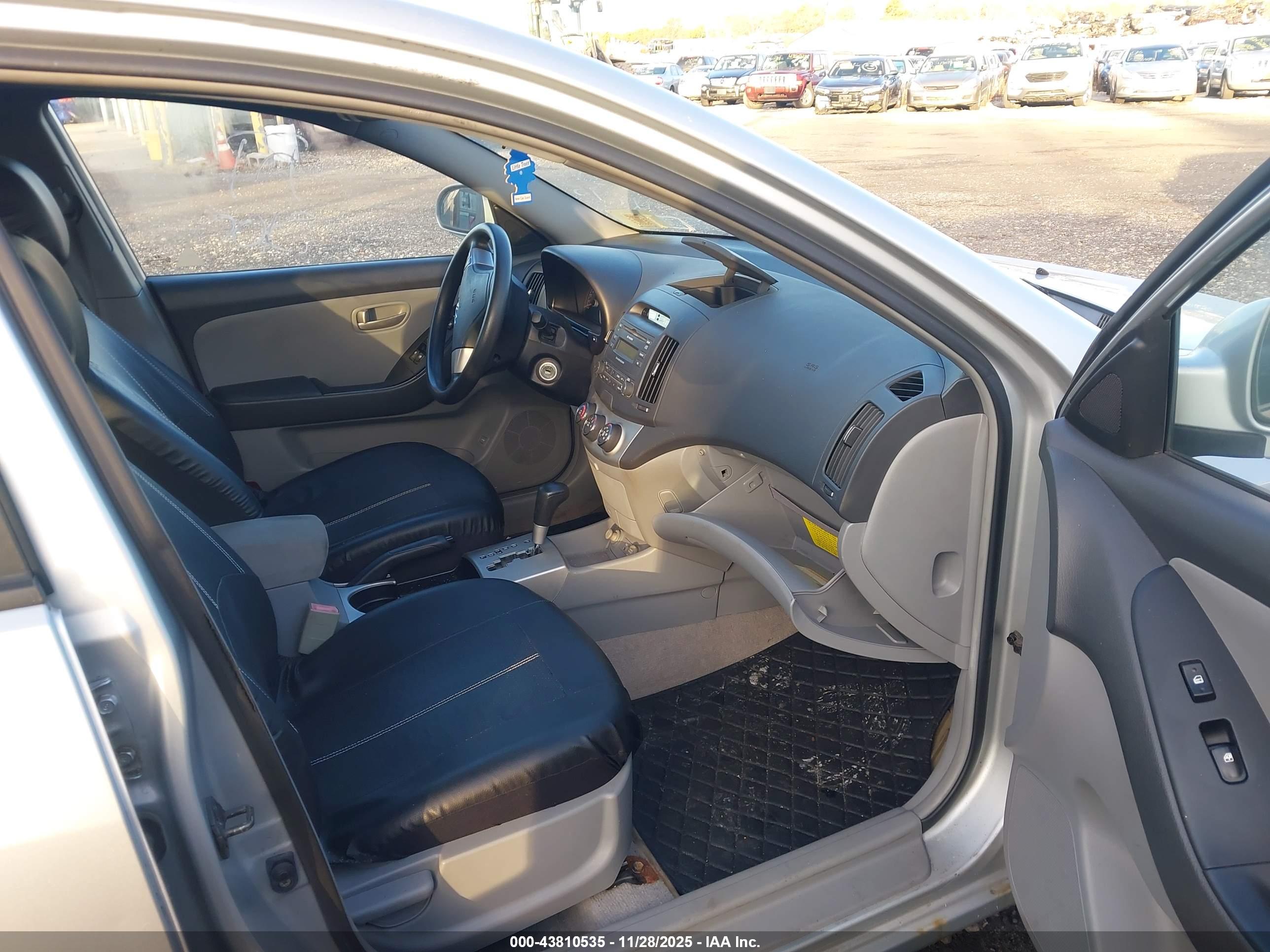 HYUNDAI ELANTRA image 5