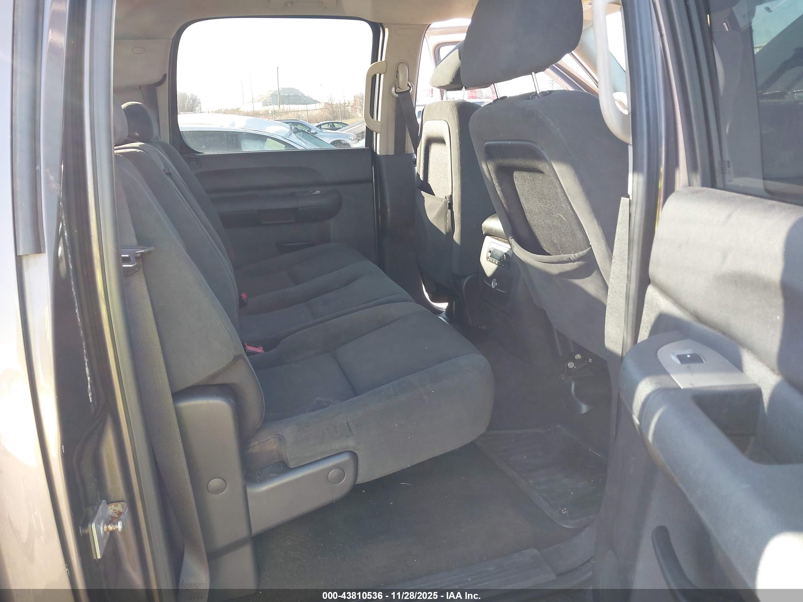CHEVROLET SILVERADO image 8