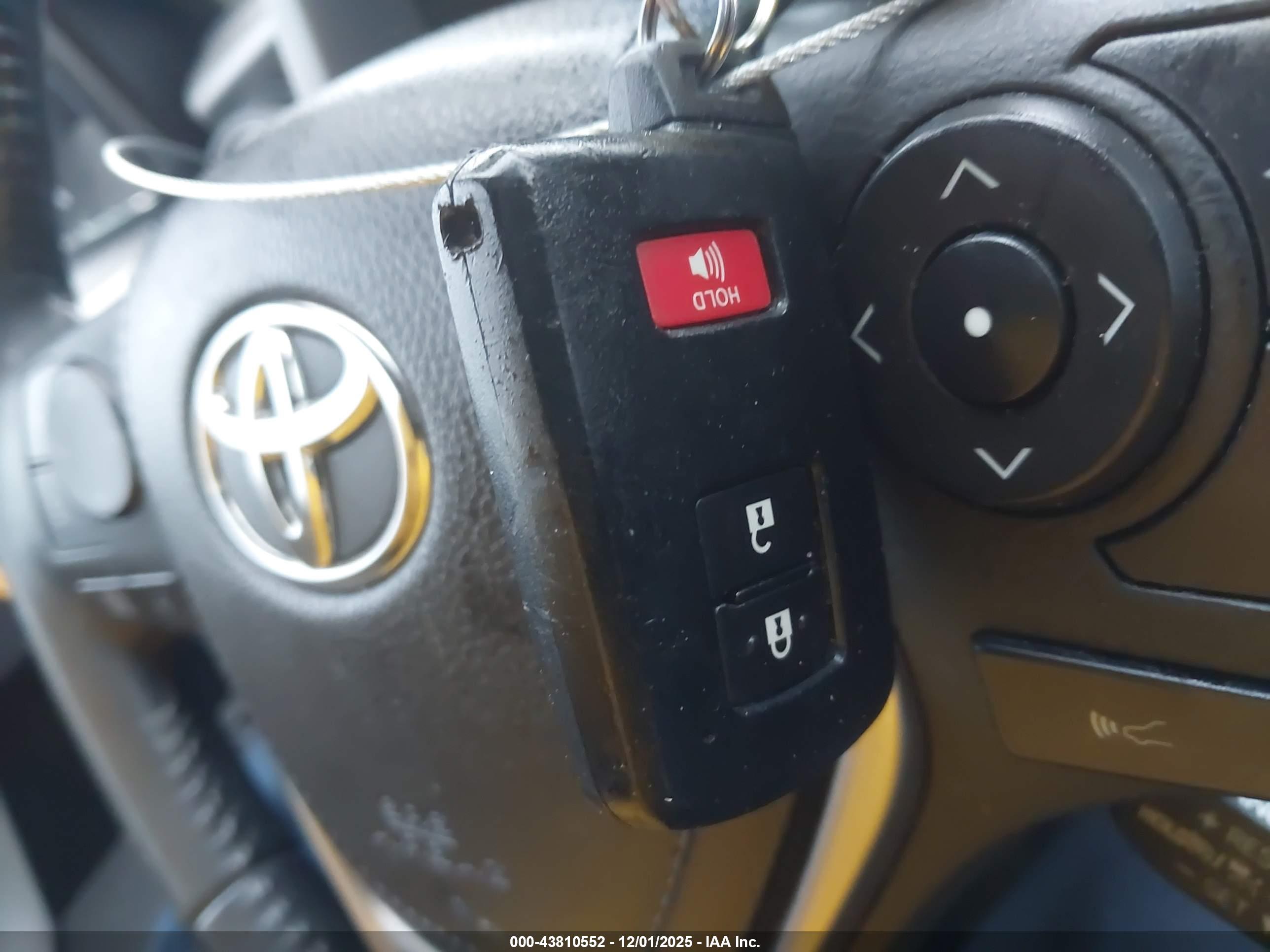 TOYOTA RAV4 image 11