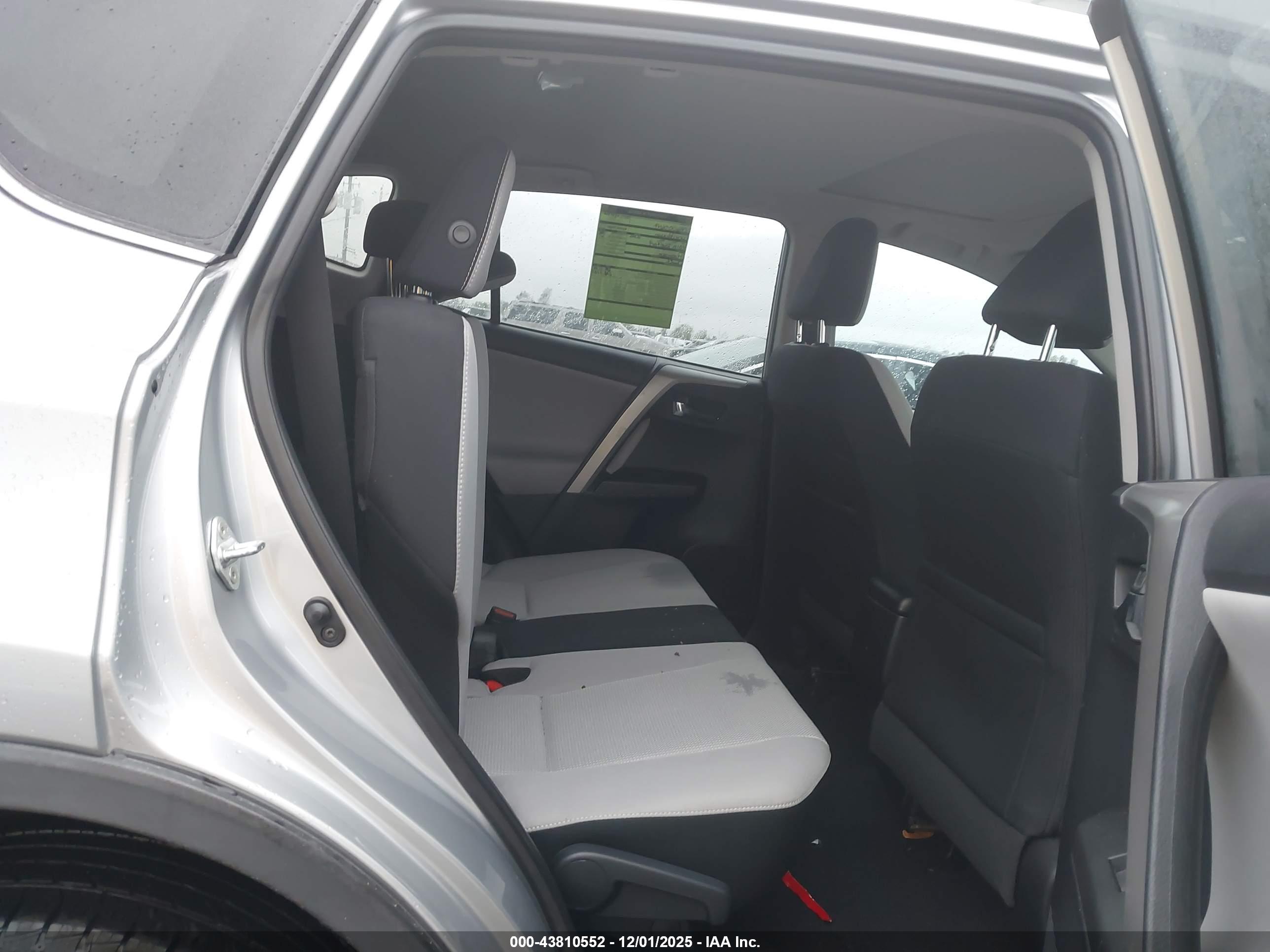 TOYOTA RAV4 image 8