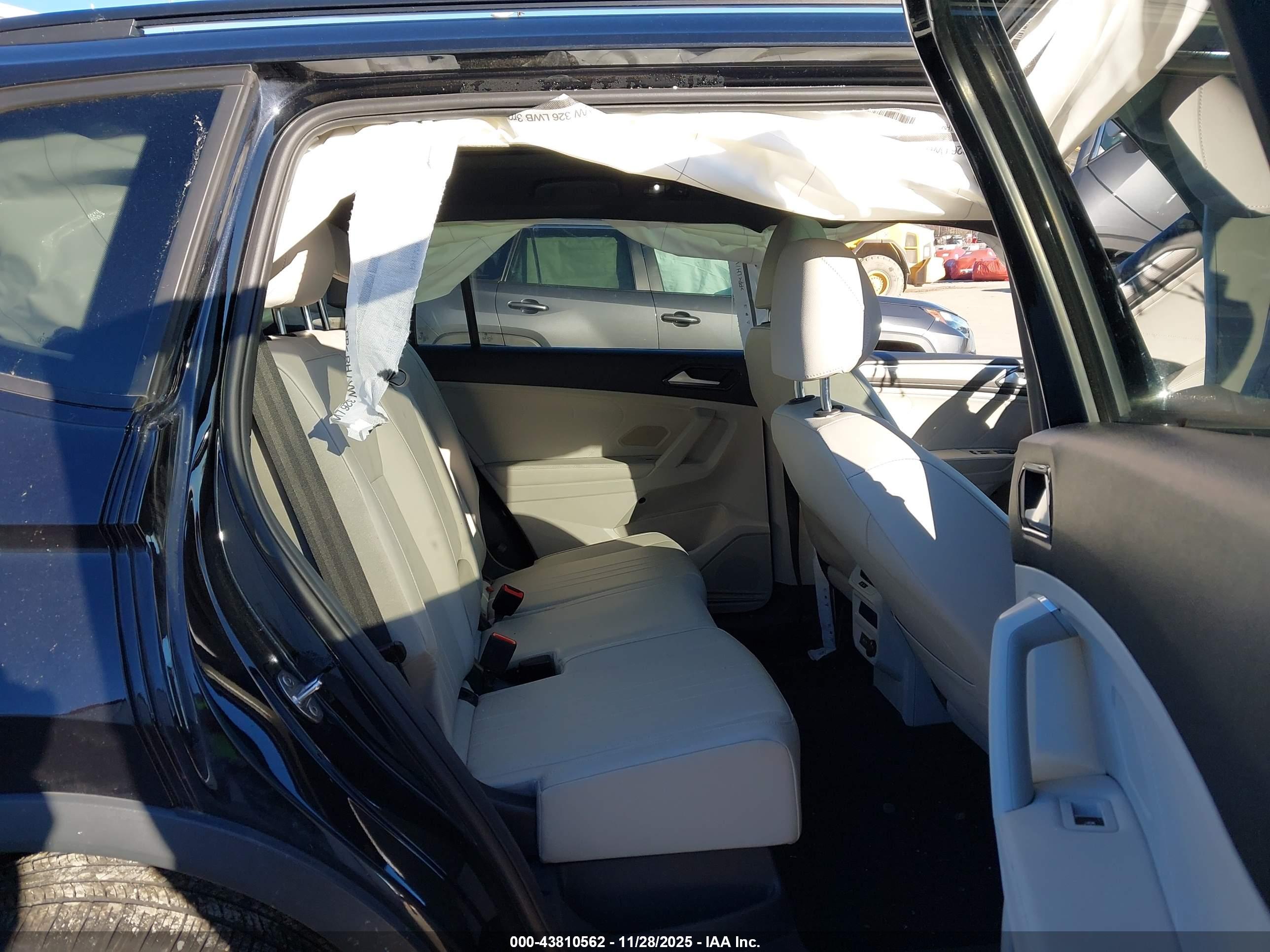 VOLKSWAGEN TIGUAN image 8