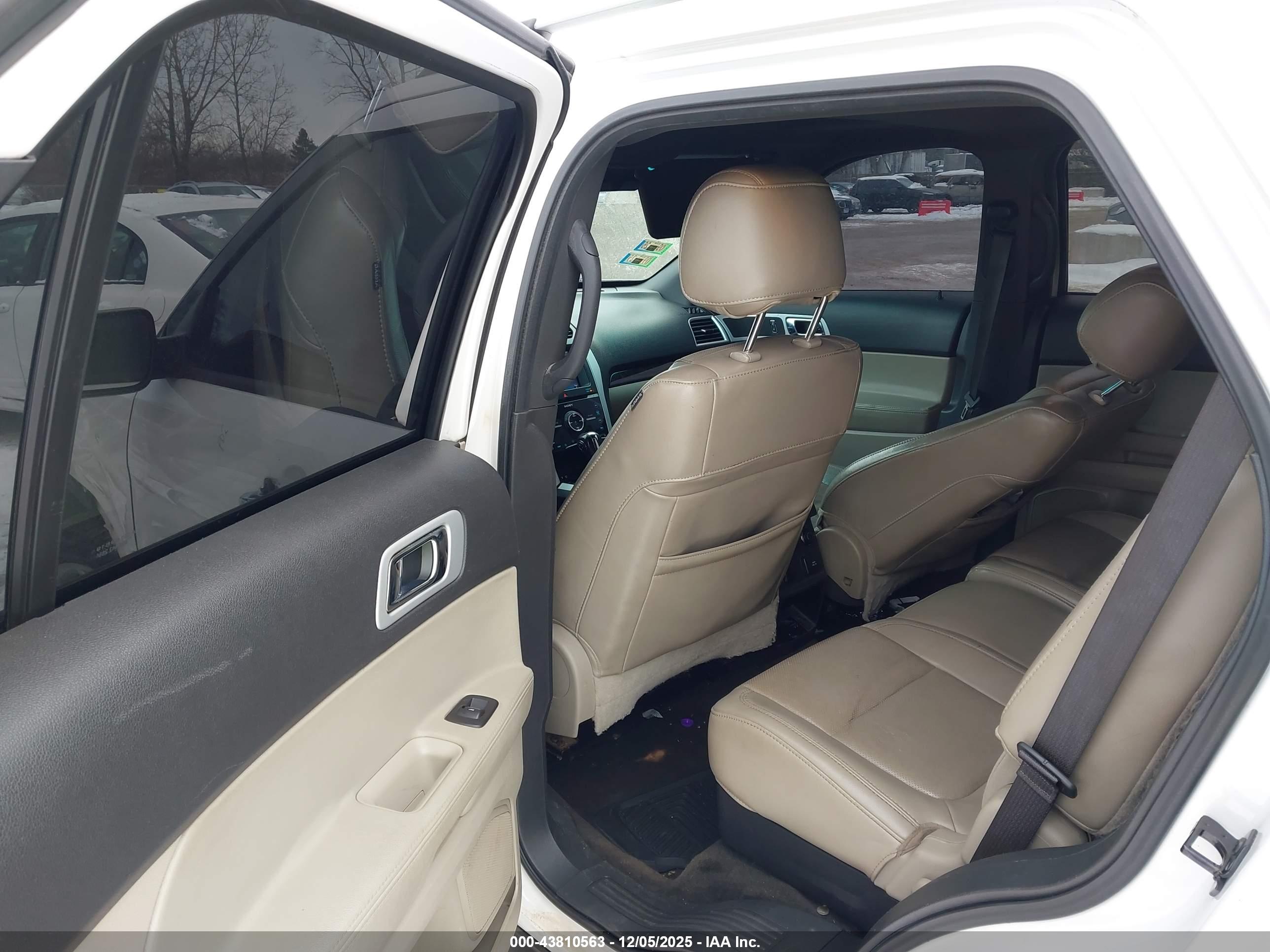 FORD EXPLORER image 8