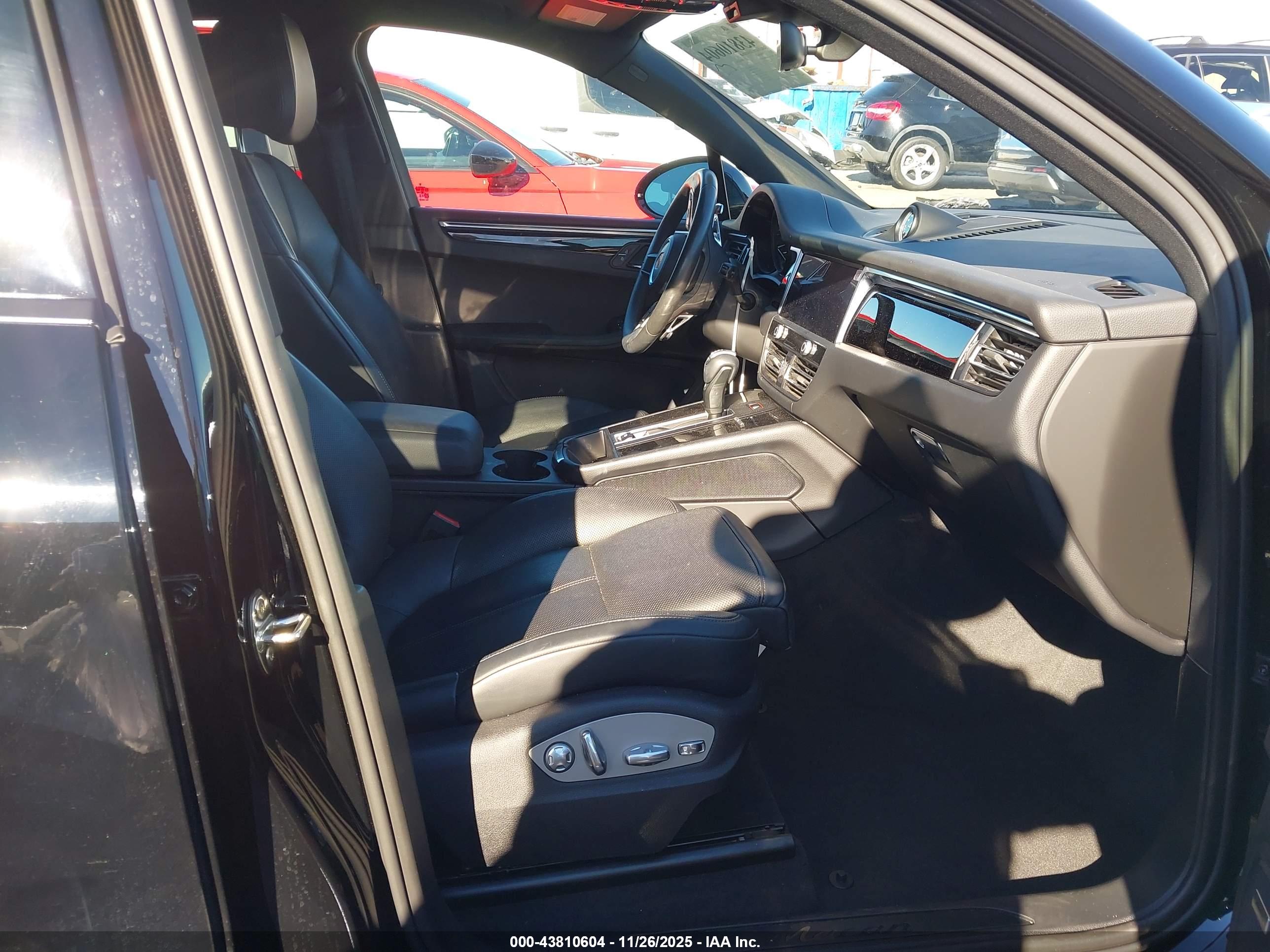 PORSCHE MACAN image 5