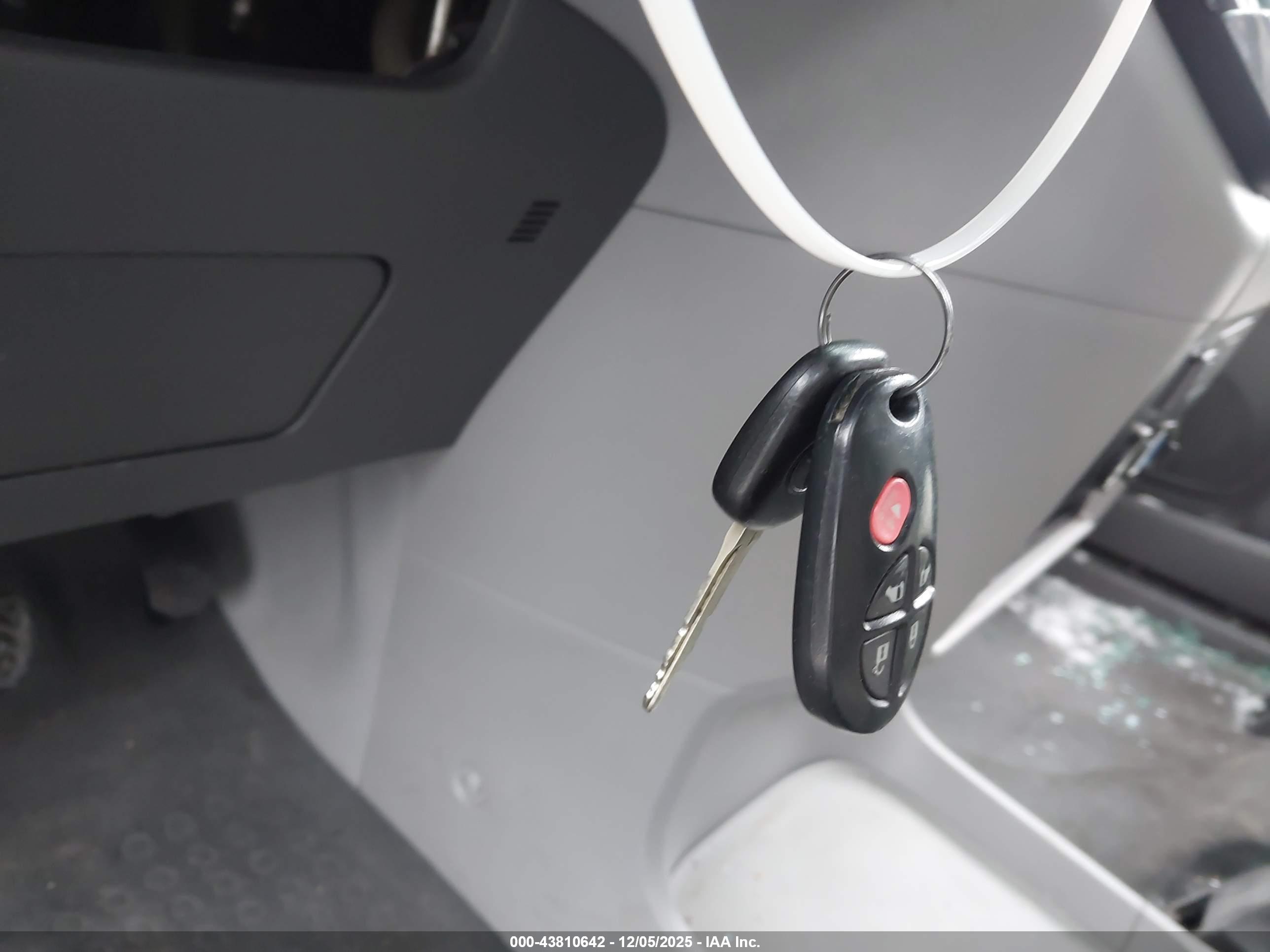TOYOTA SIENNA image 11