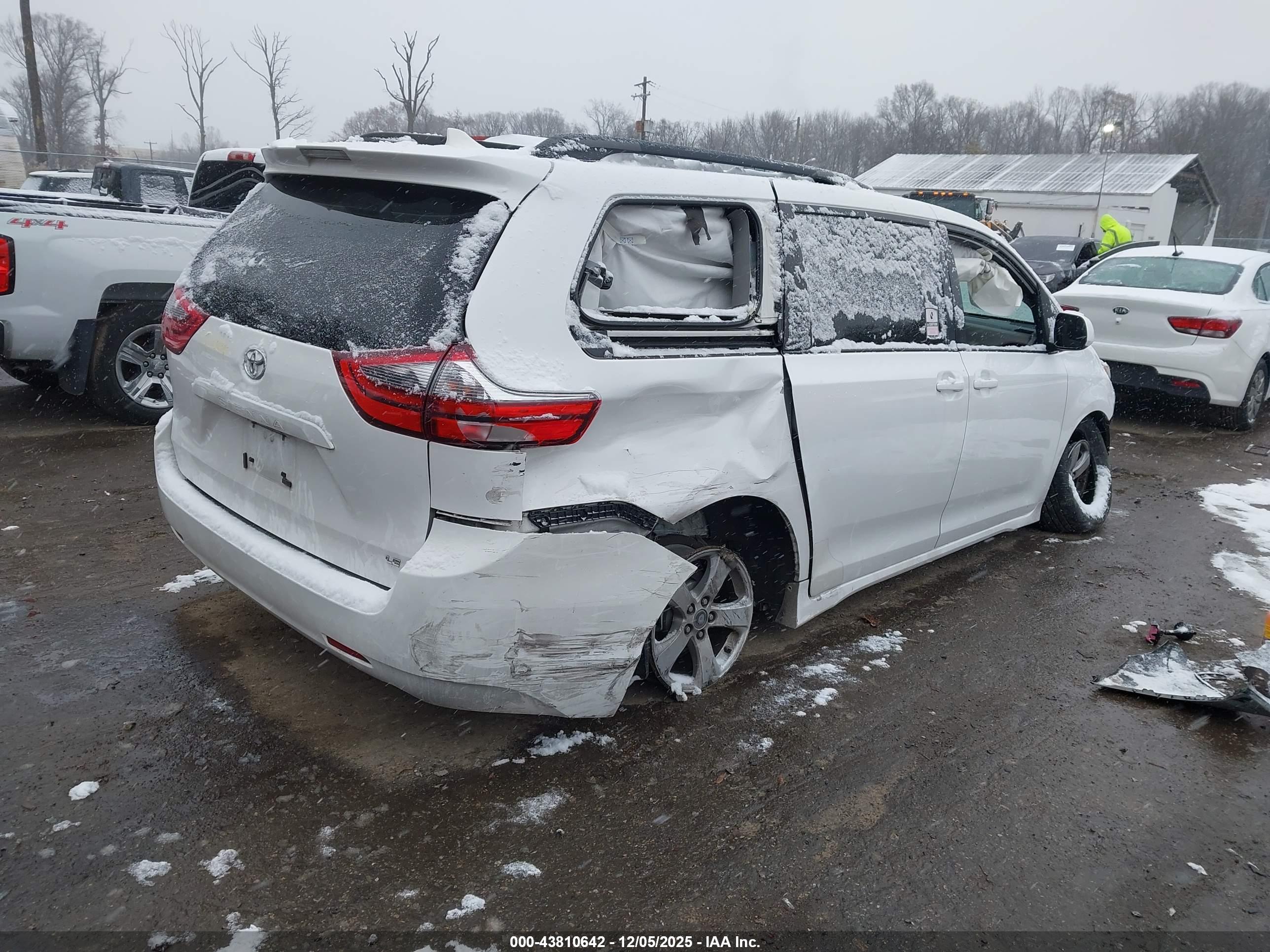 TOYOTA SIENNA image 4