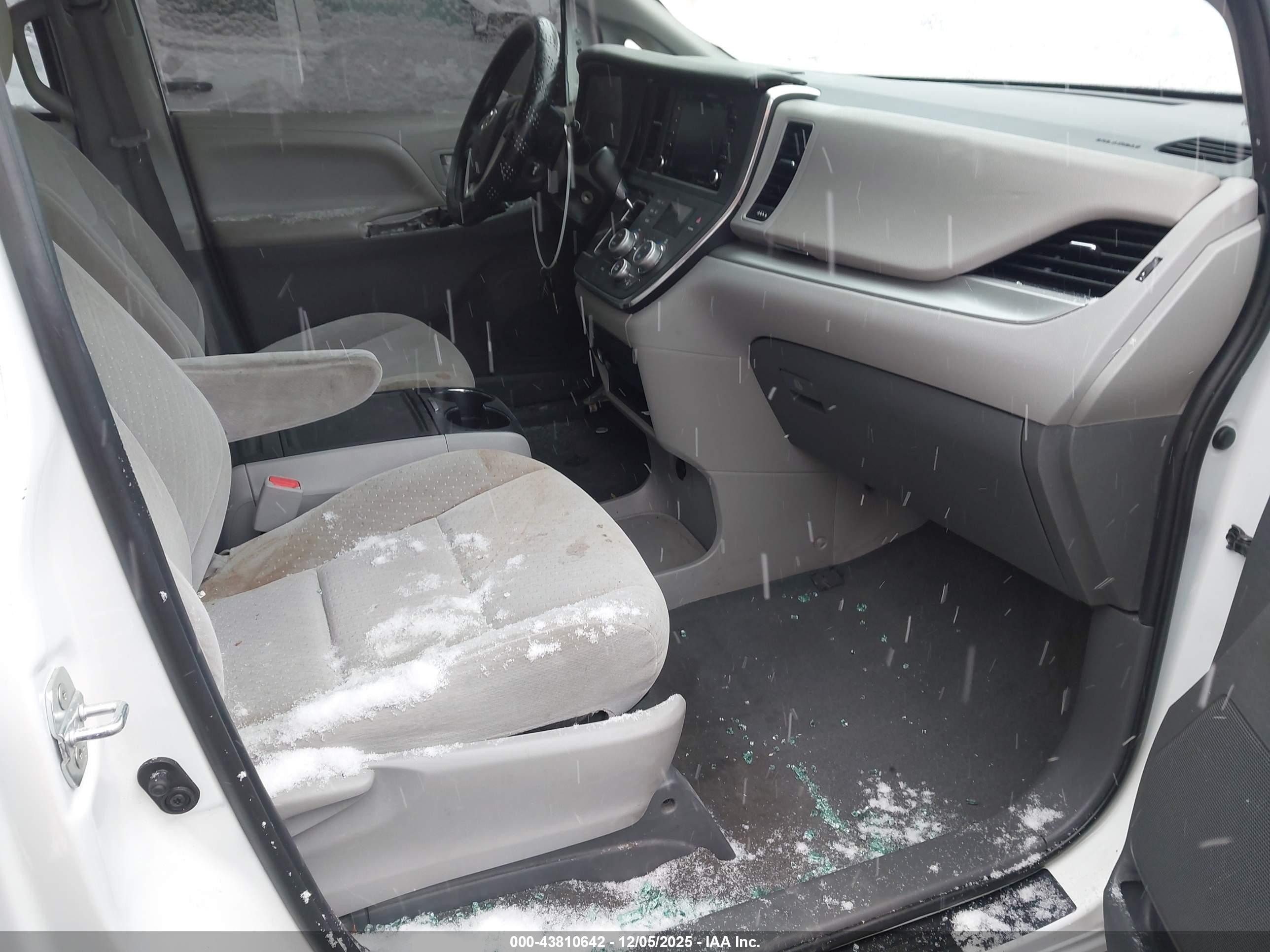 TOYOTA SIENNA image 5