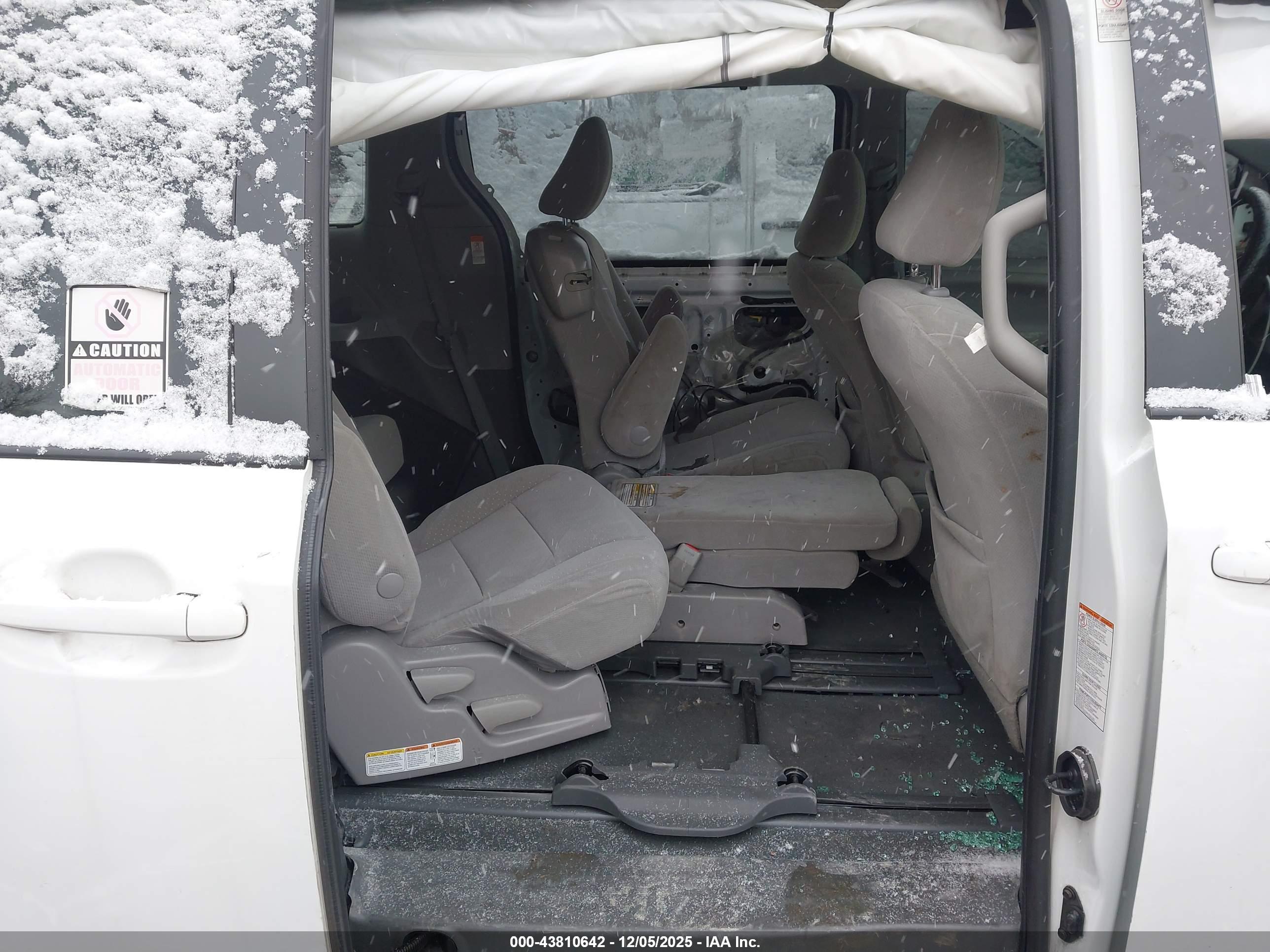 TOYOTA SIENNA image 8