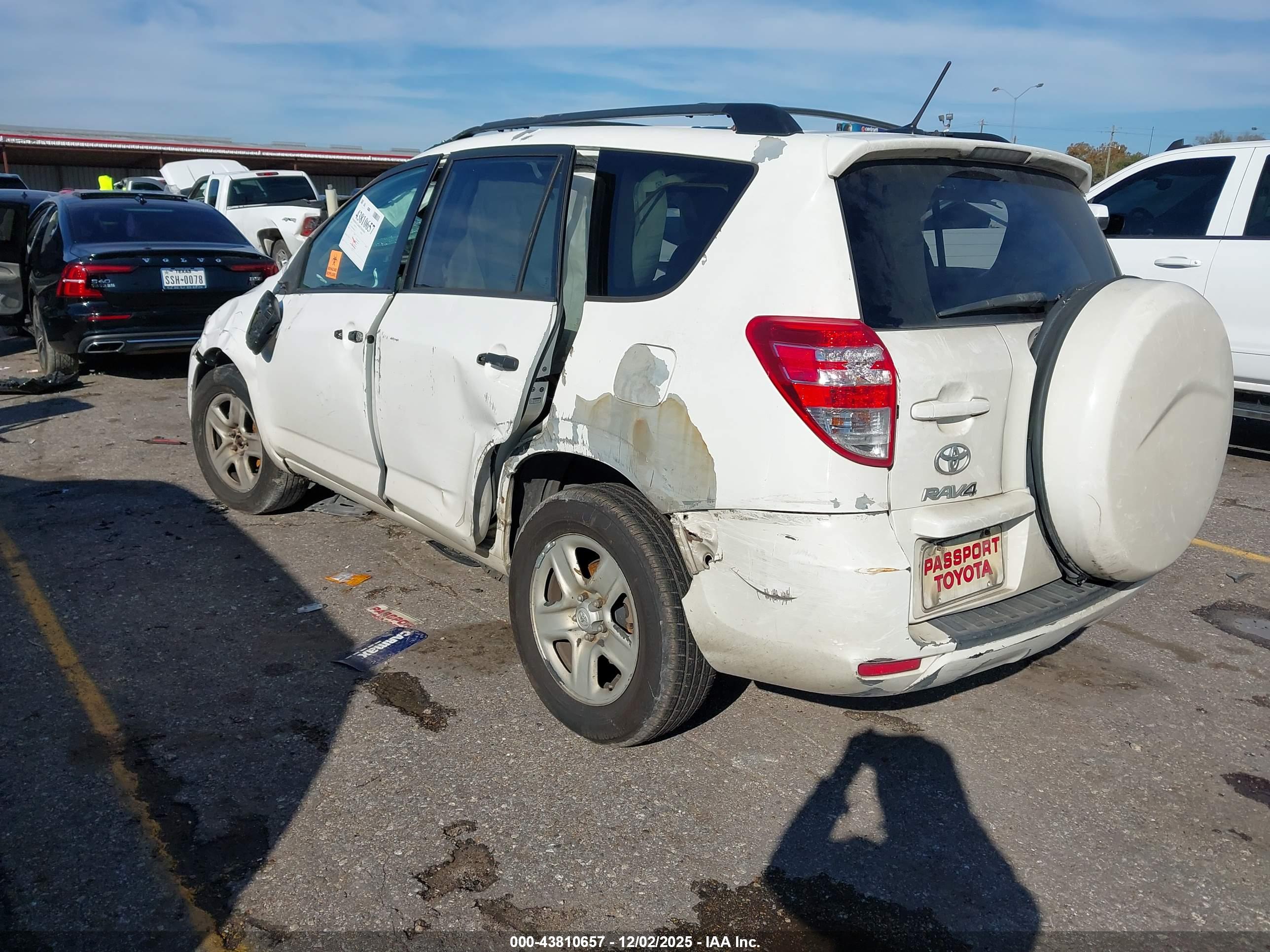 TOYOTA RAV4 image 3