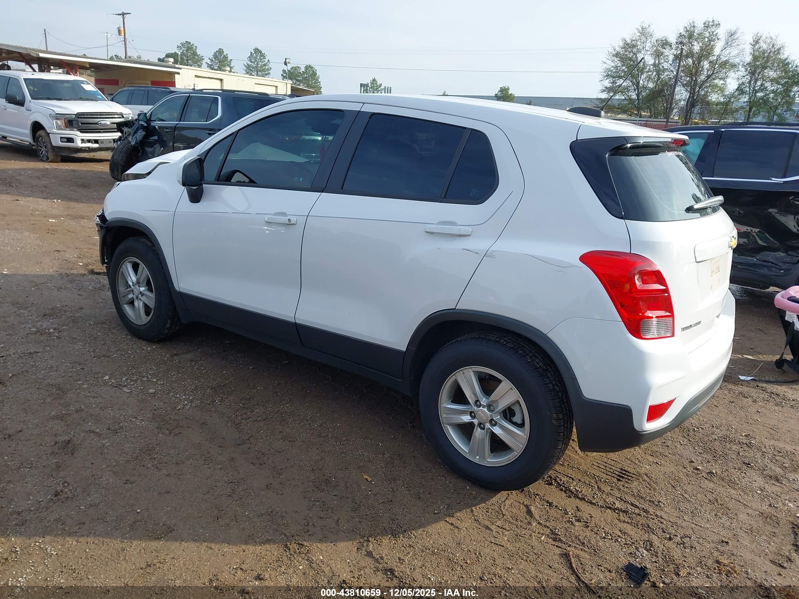 CHEVROLET TRAX image 3