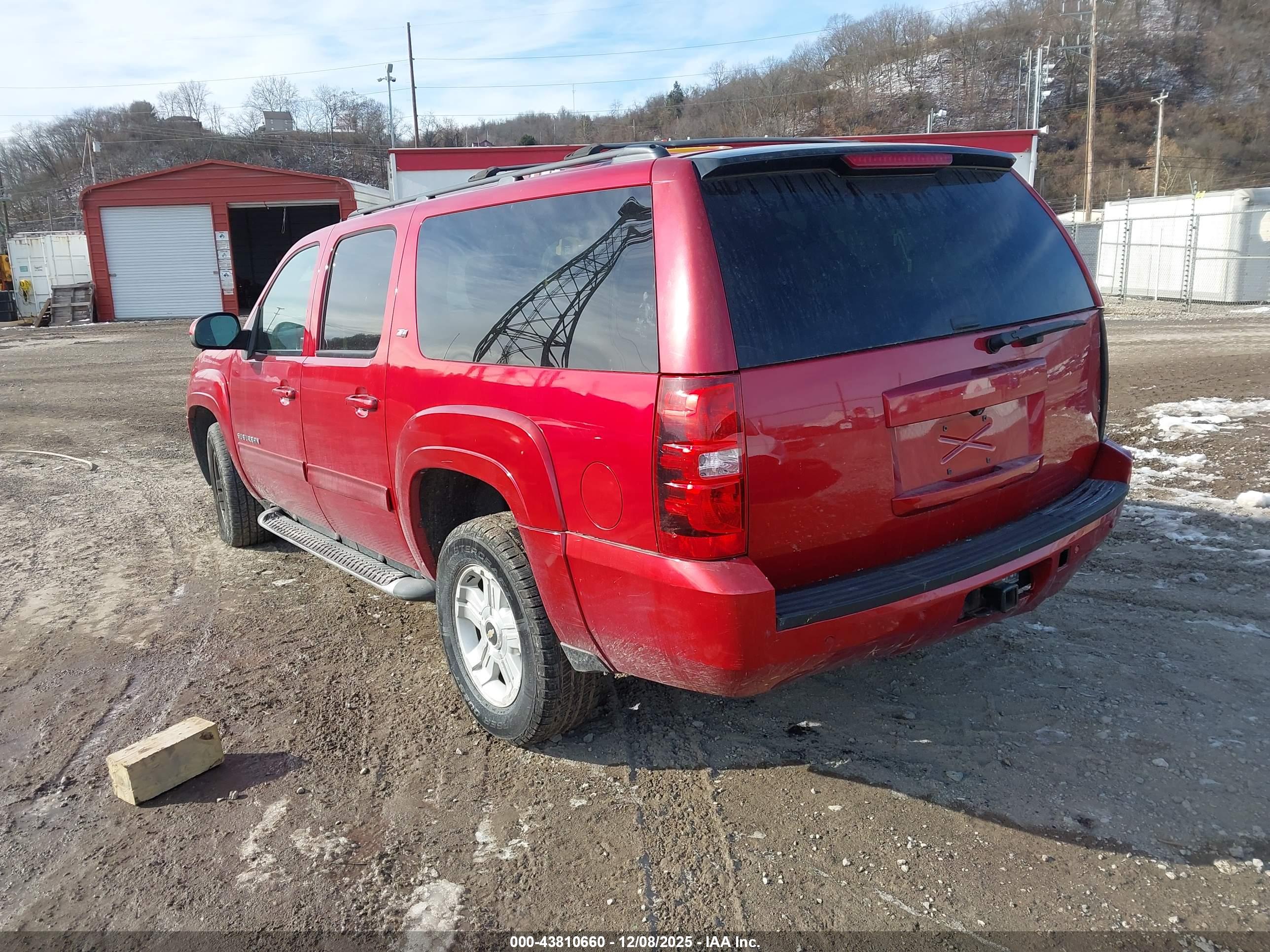 CHEVROLET SUBURBAN image 3