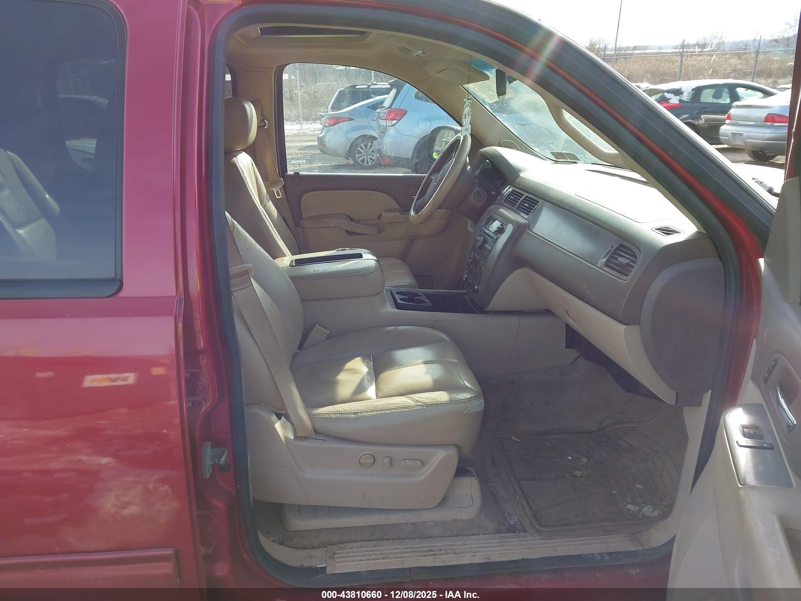 CHEVROLET SUBURBAN image 5