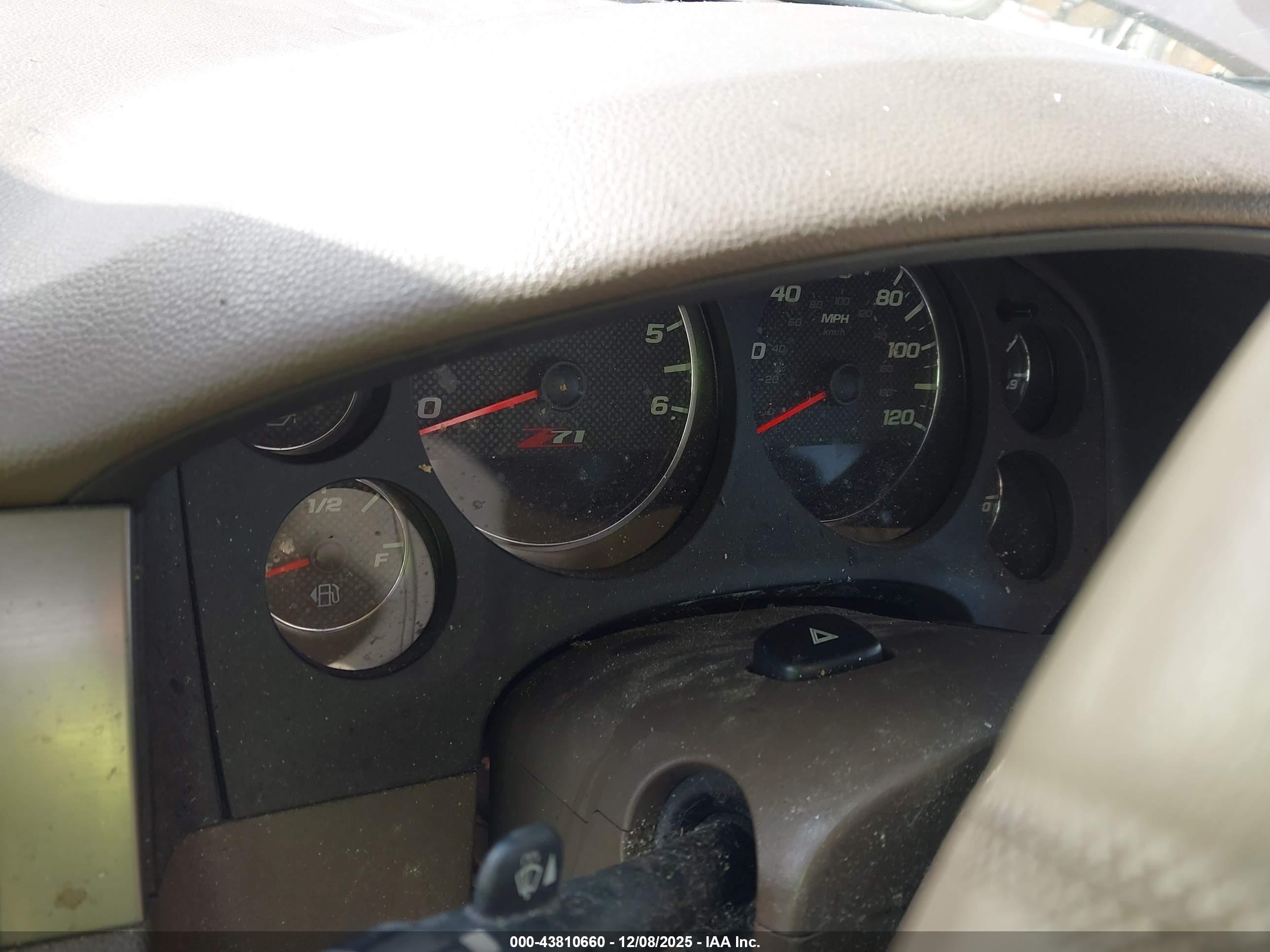 CHEVROLET SUBURBAN image 7