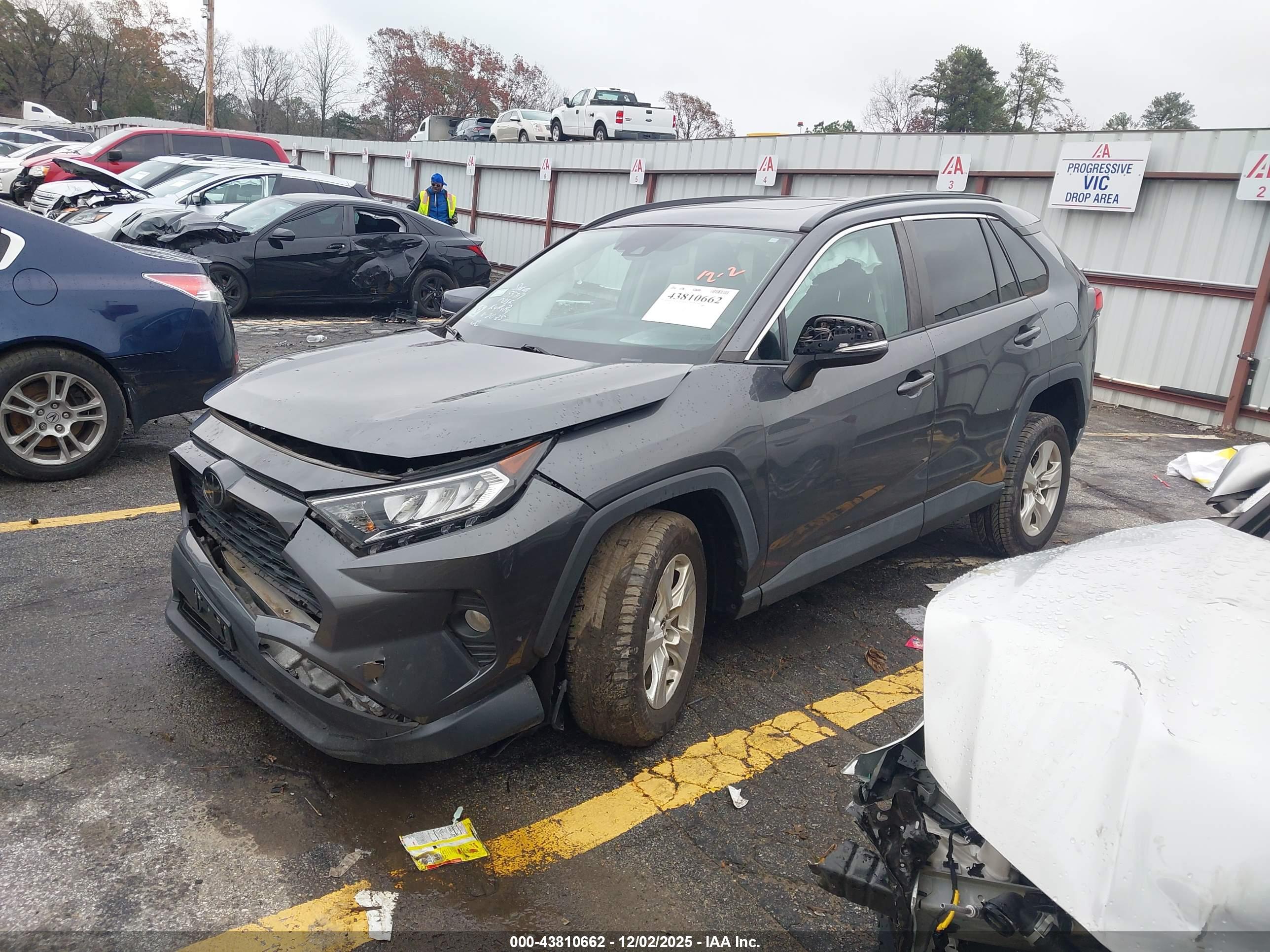 TOYOTA RAV4 image 2