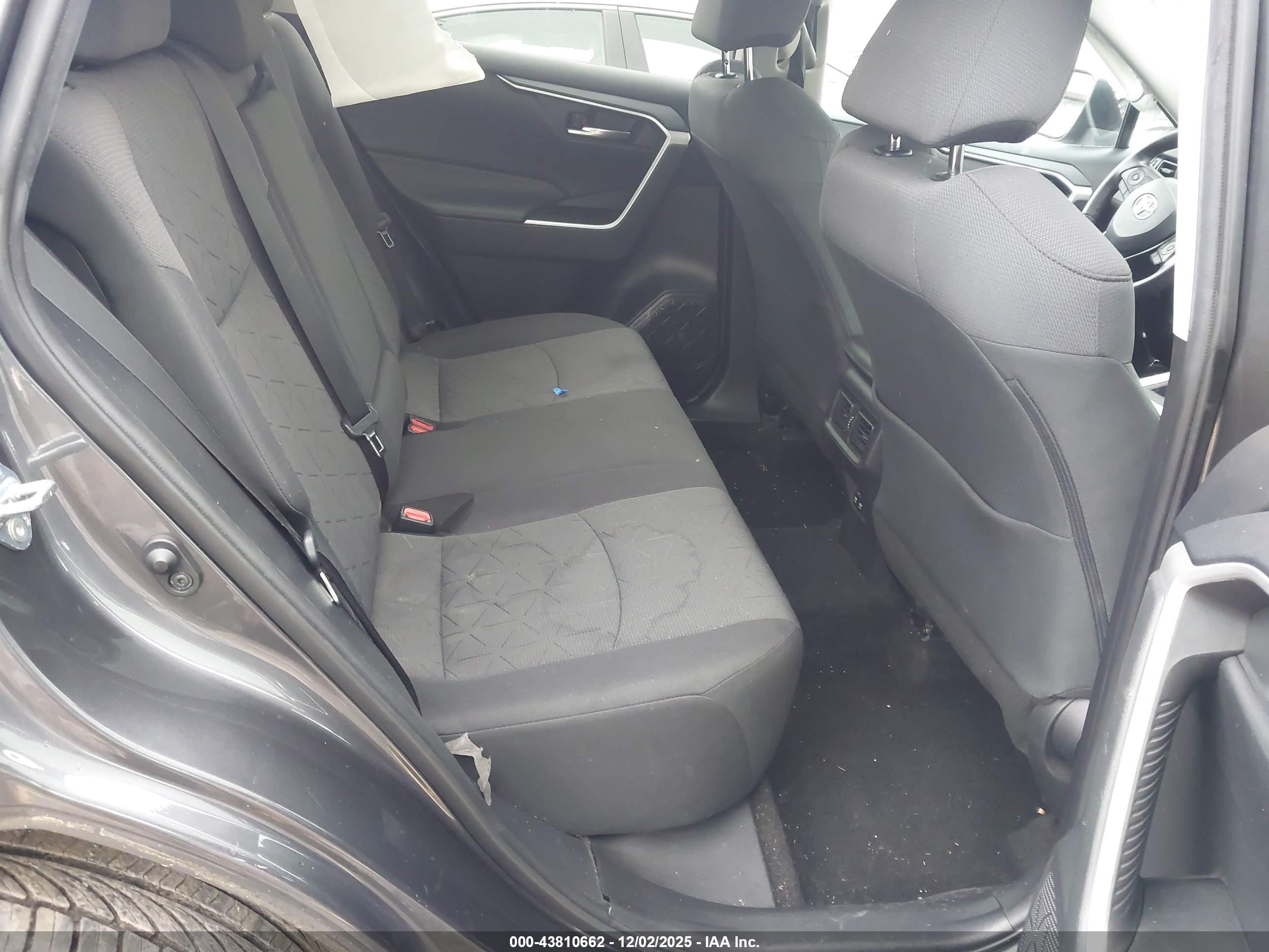 TOYOTA RAV4 image 8