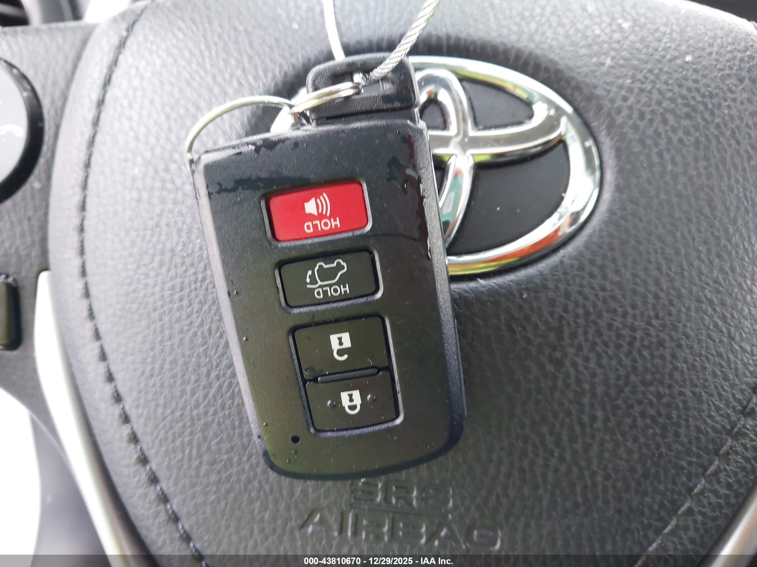 TOYOTA RAV4 image 11