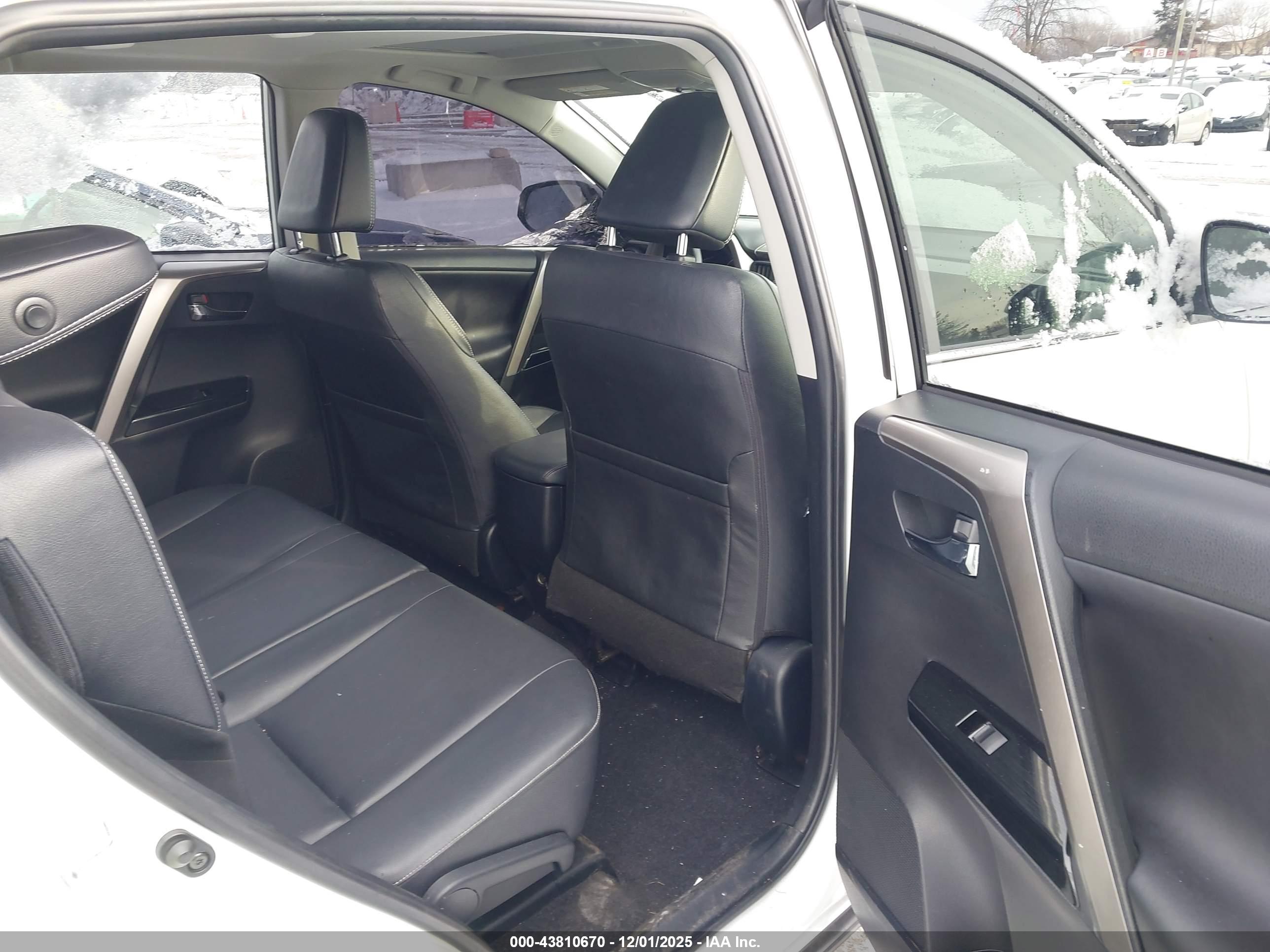 TOYOTA RAV4 image 8