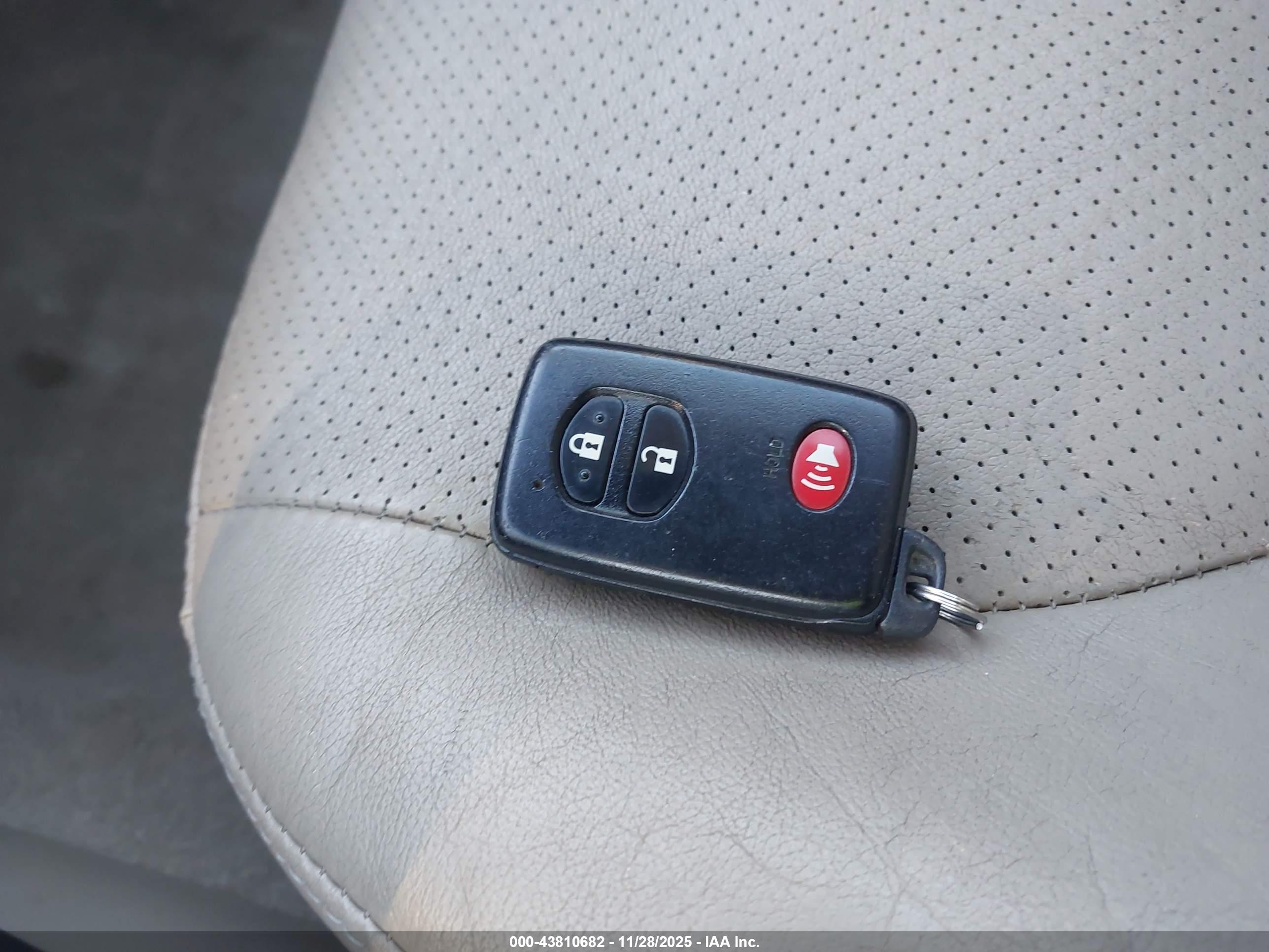 TOYOTA RAV4 image 11