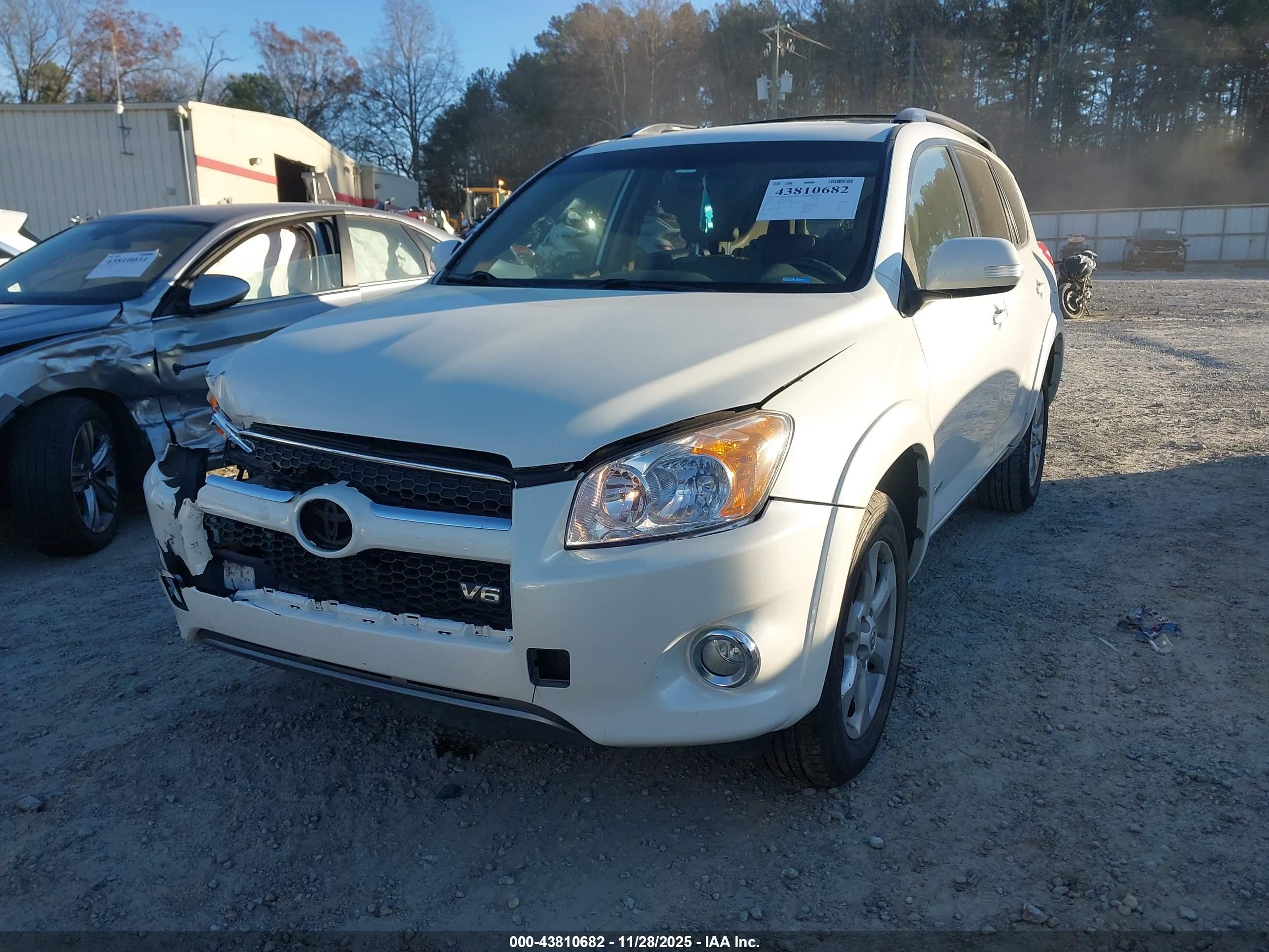 TOYOTA RAV4 image 2