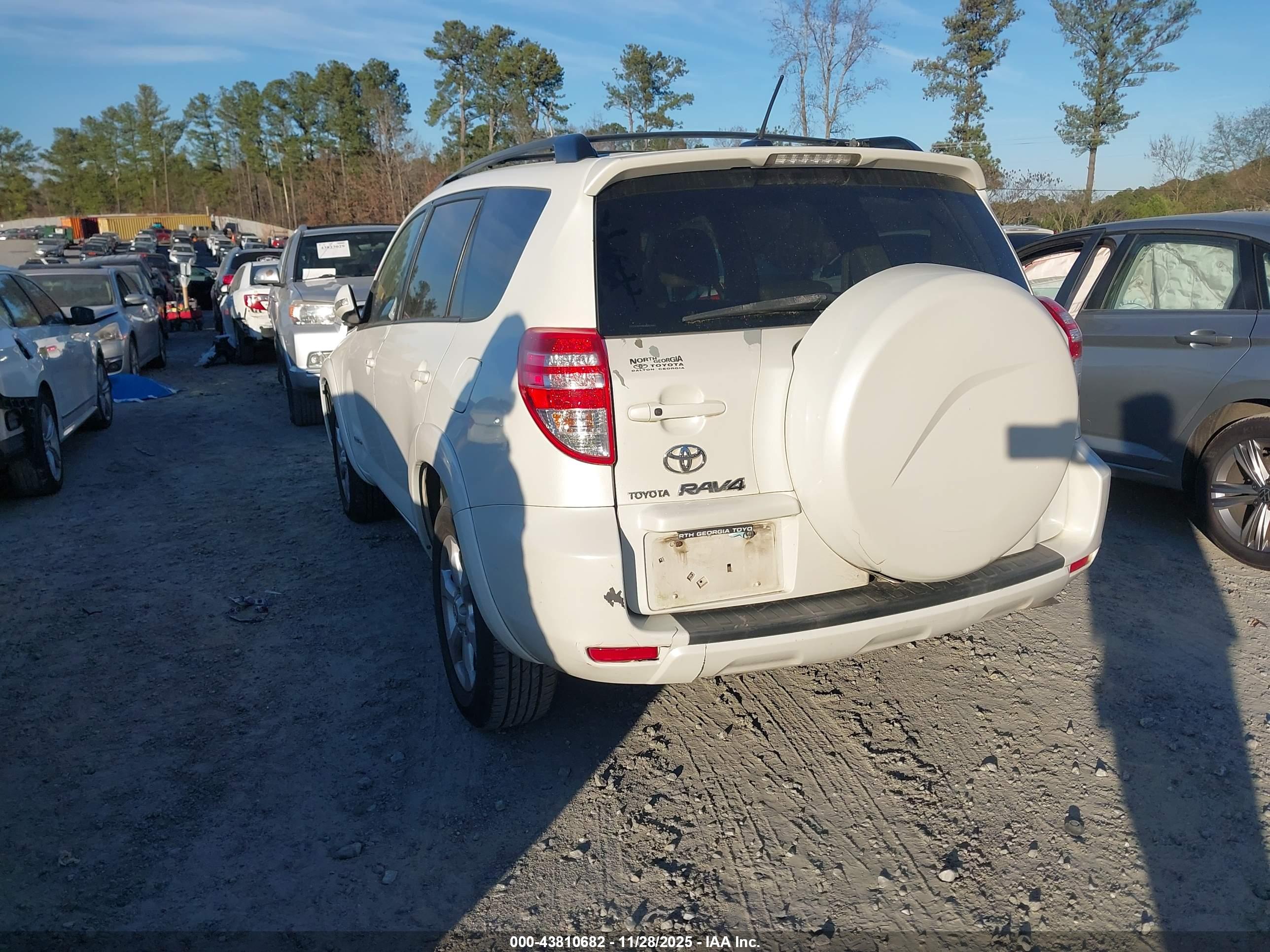 TOYOTA RAV4 image 3