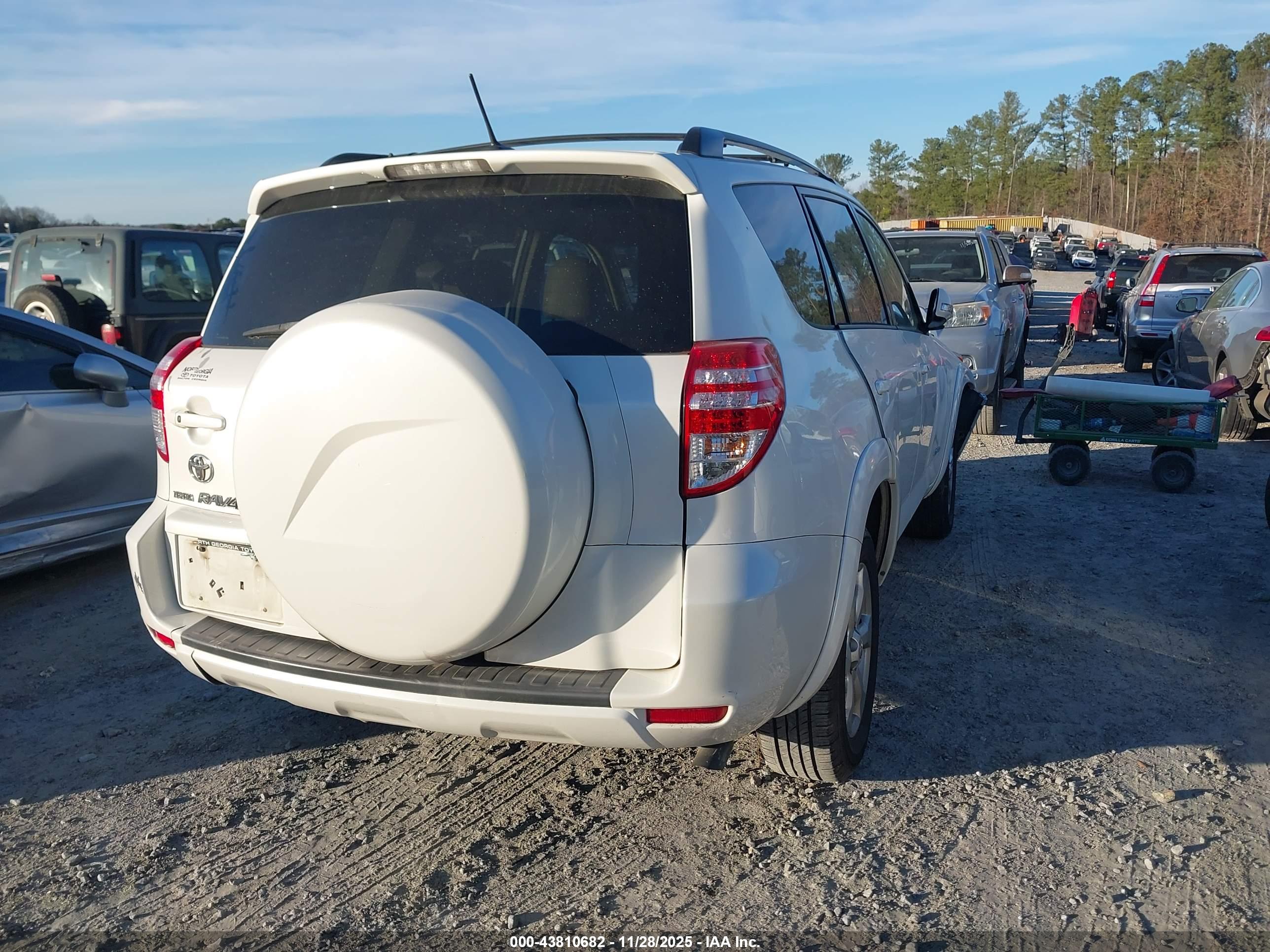 TOYOTA RAV4 image 4