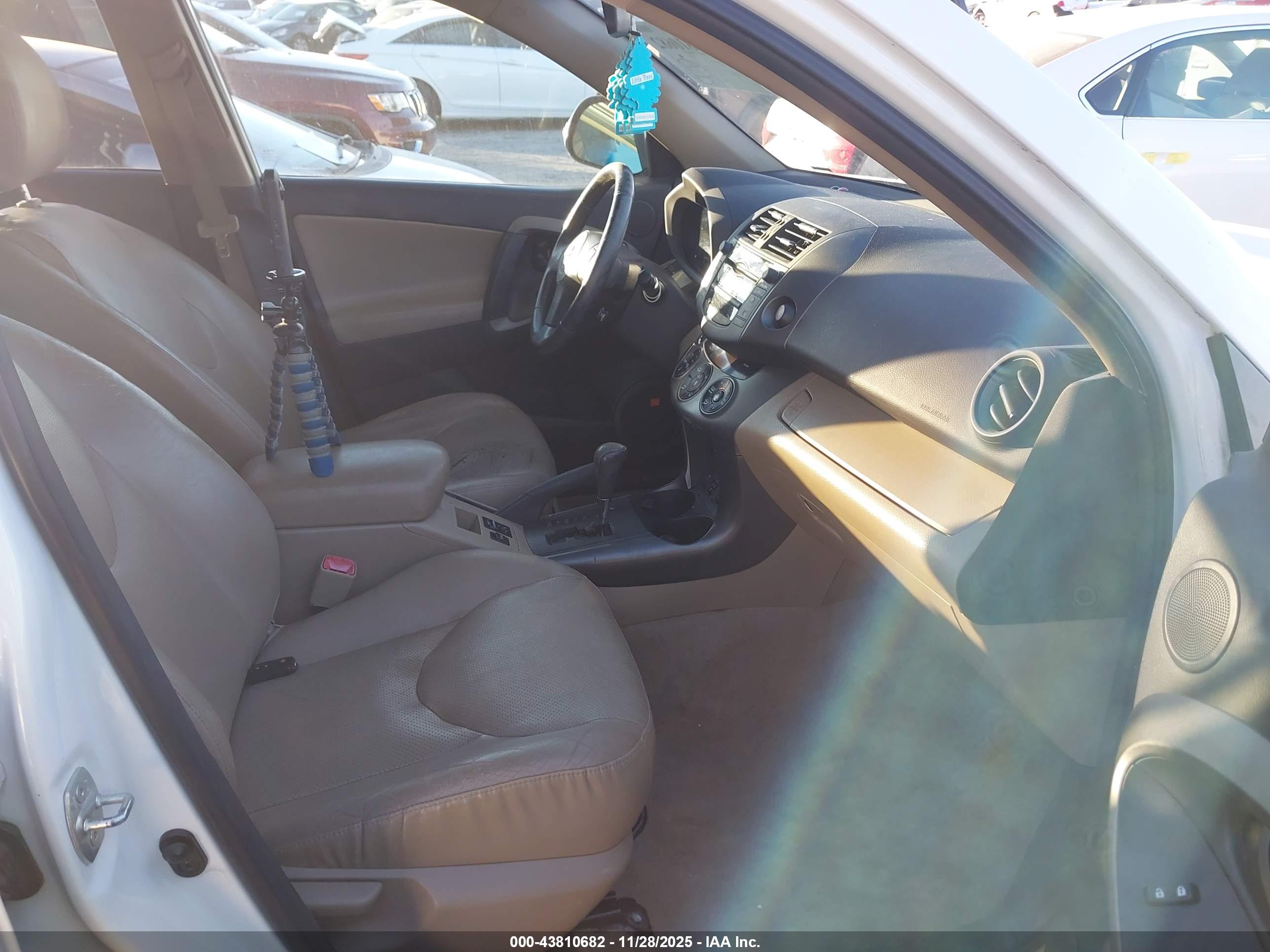 TOYOTA RAV4 image 5