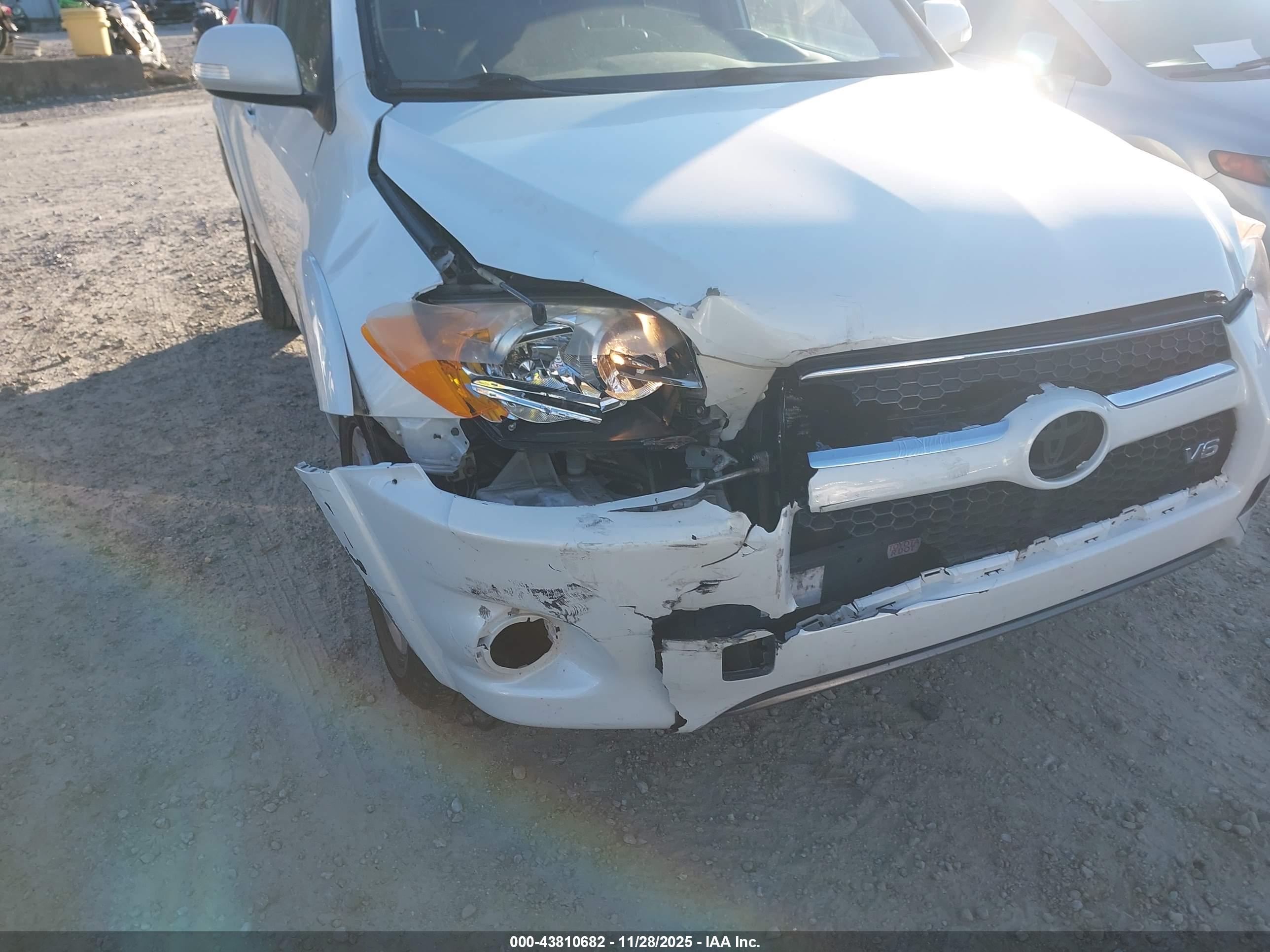 TOYOTA RAV4 image 6