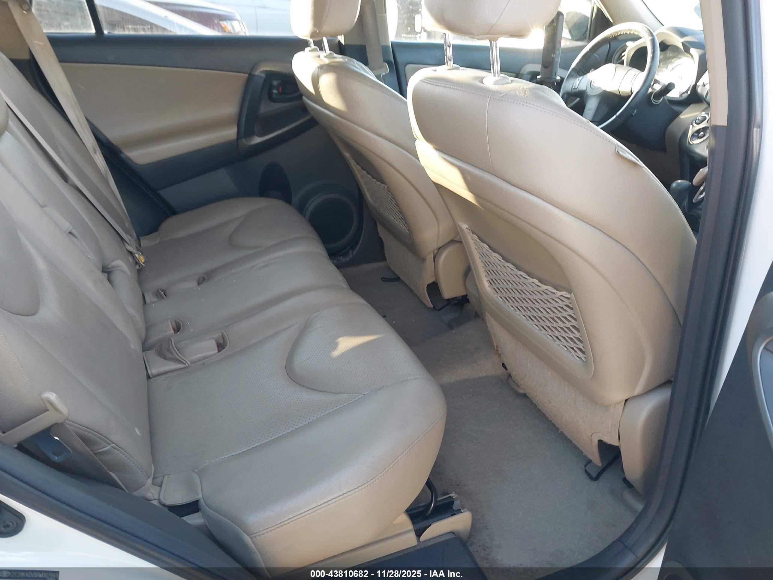 TOYOTA RAV4 image 8