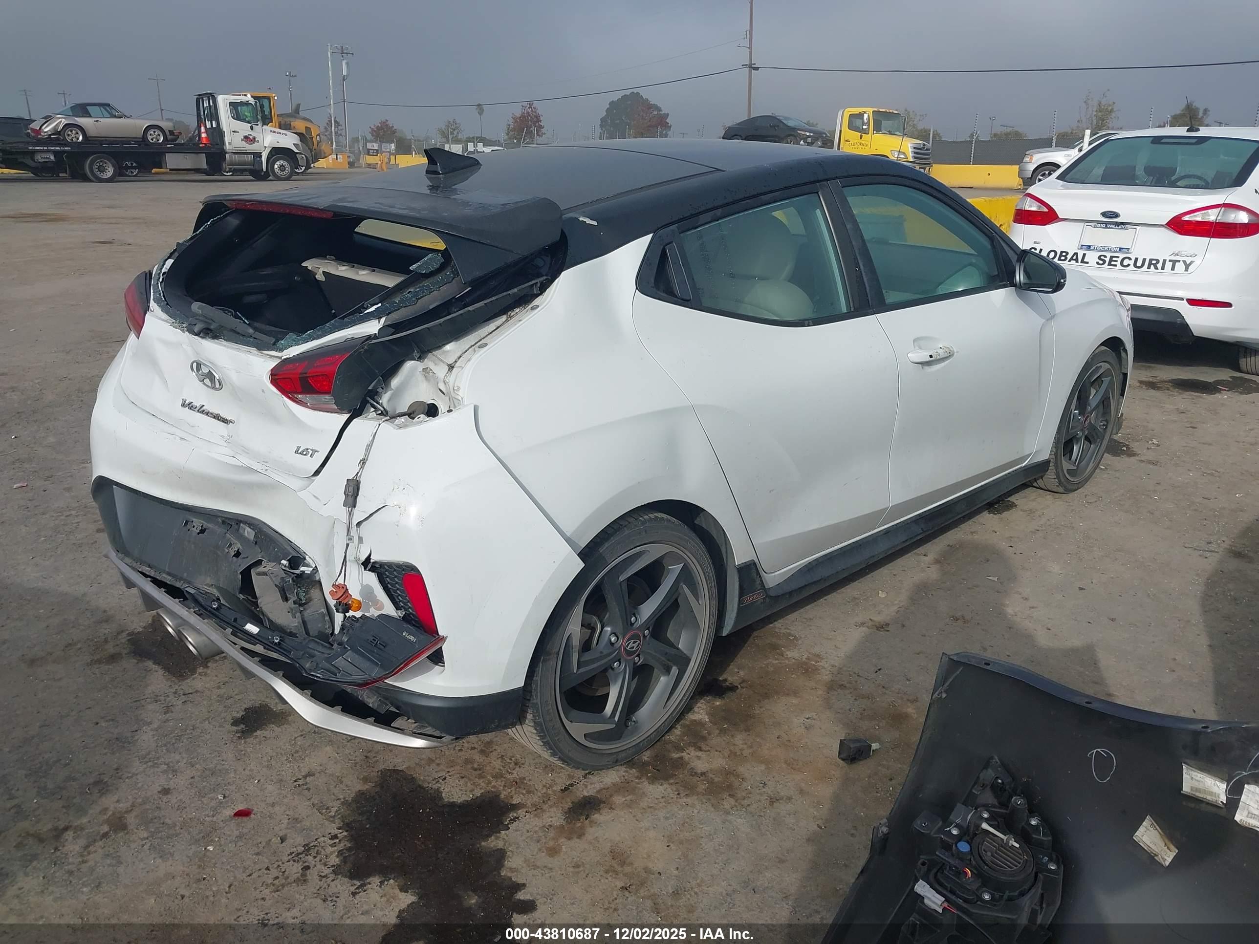 HYUNDAI VELOSTER image 4