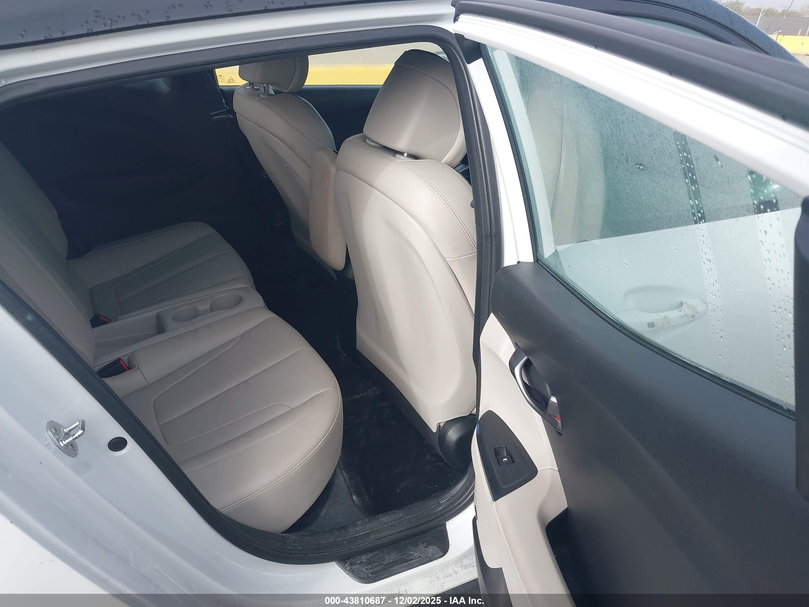 HYUNDAI VELOSTER image 8