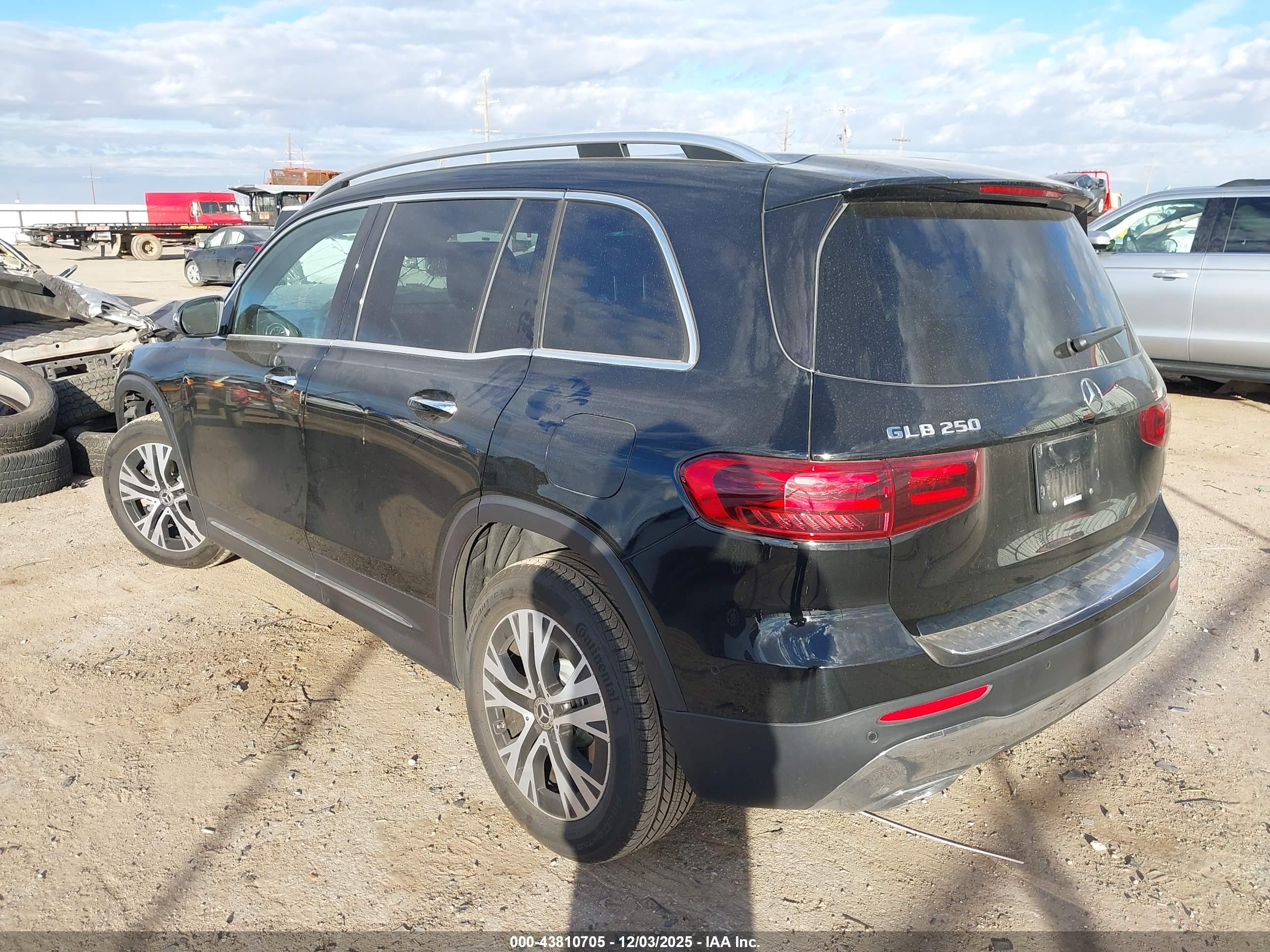 MERCEDES-BENZ GLB image 3
