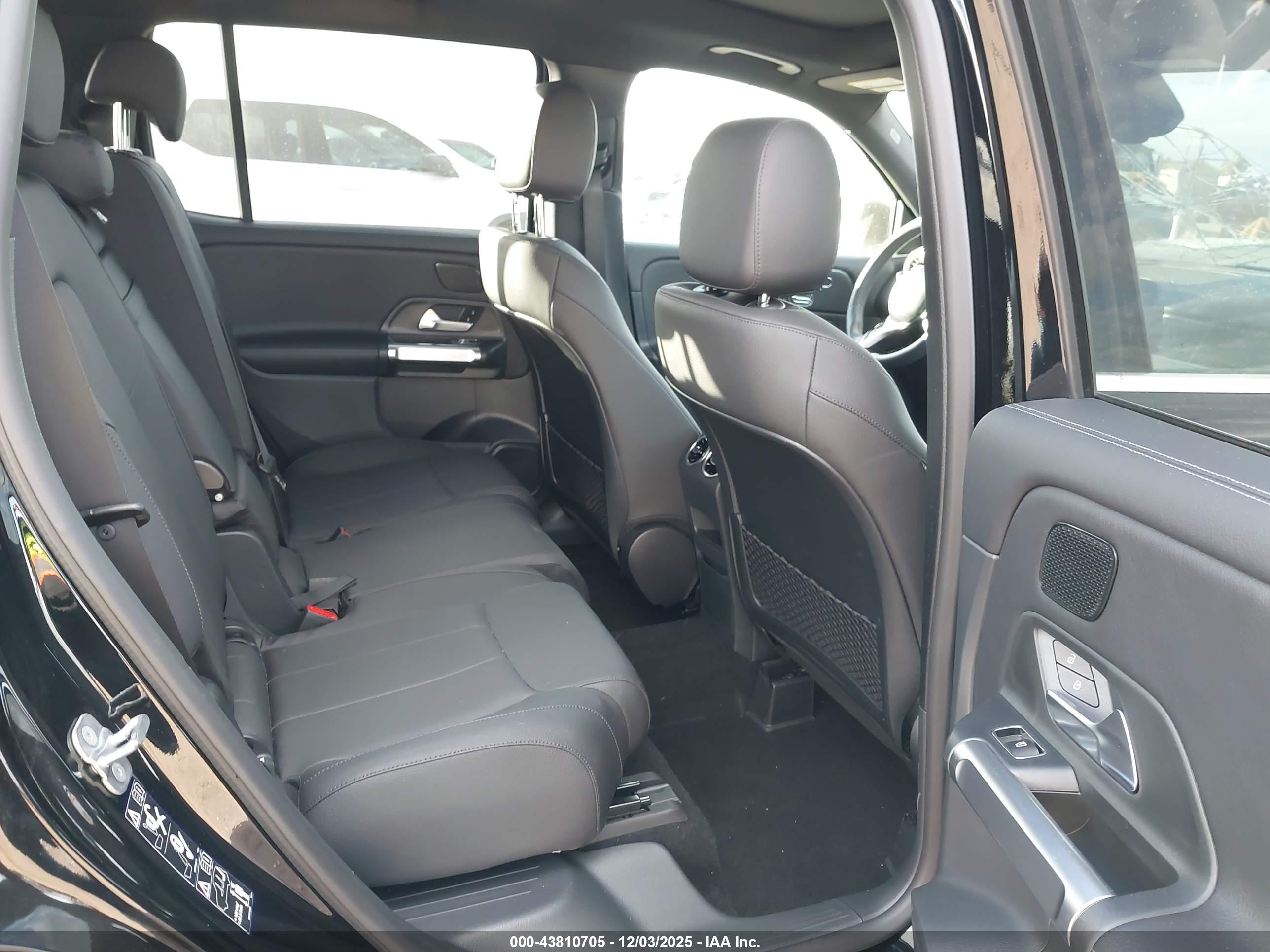 MERCEDES-BENZ GLB image 8