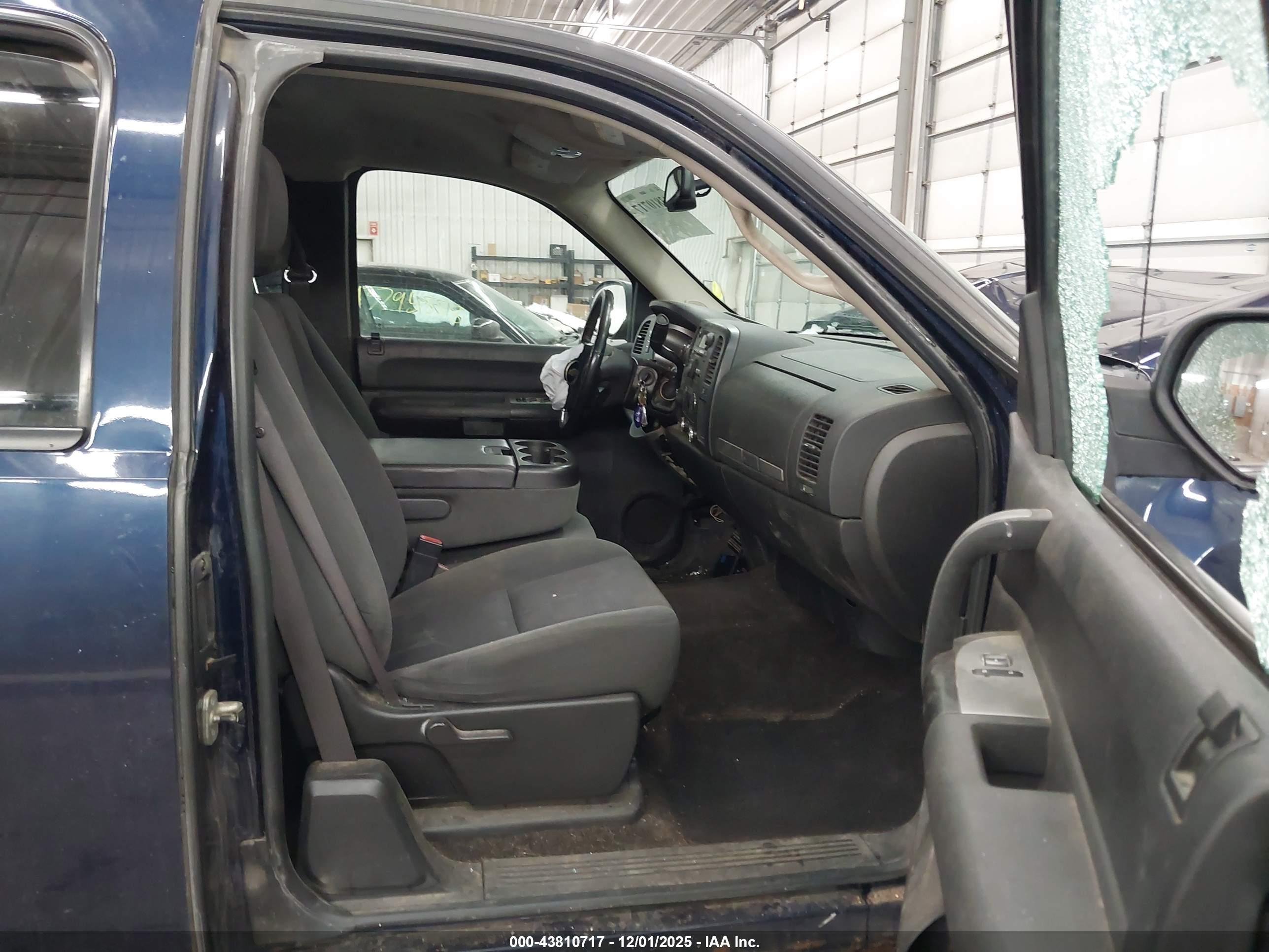 CHEVROLET SILVERADO image 5