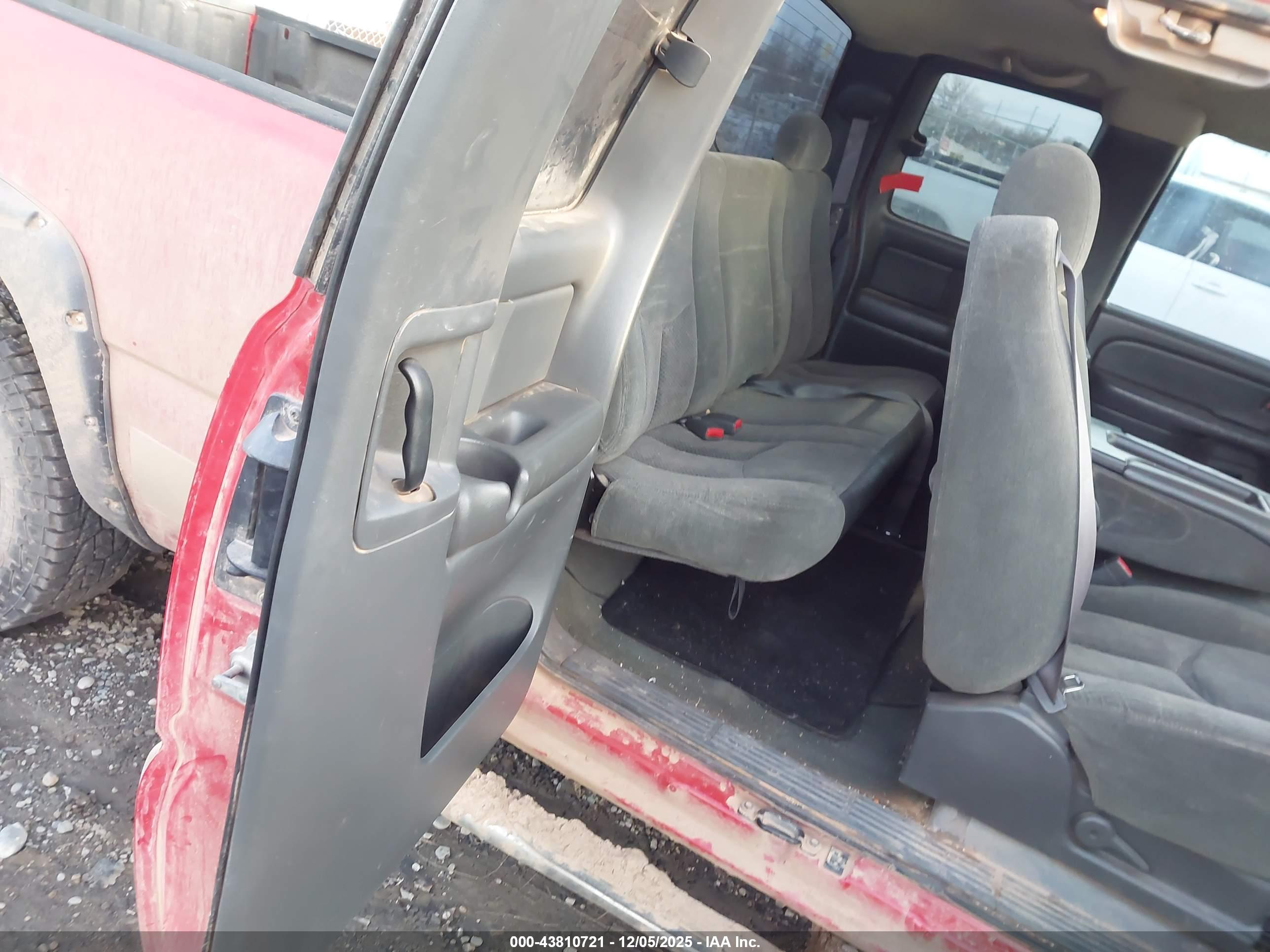 CHEVROLET SILVERADO image 8