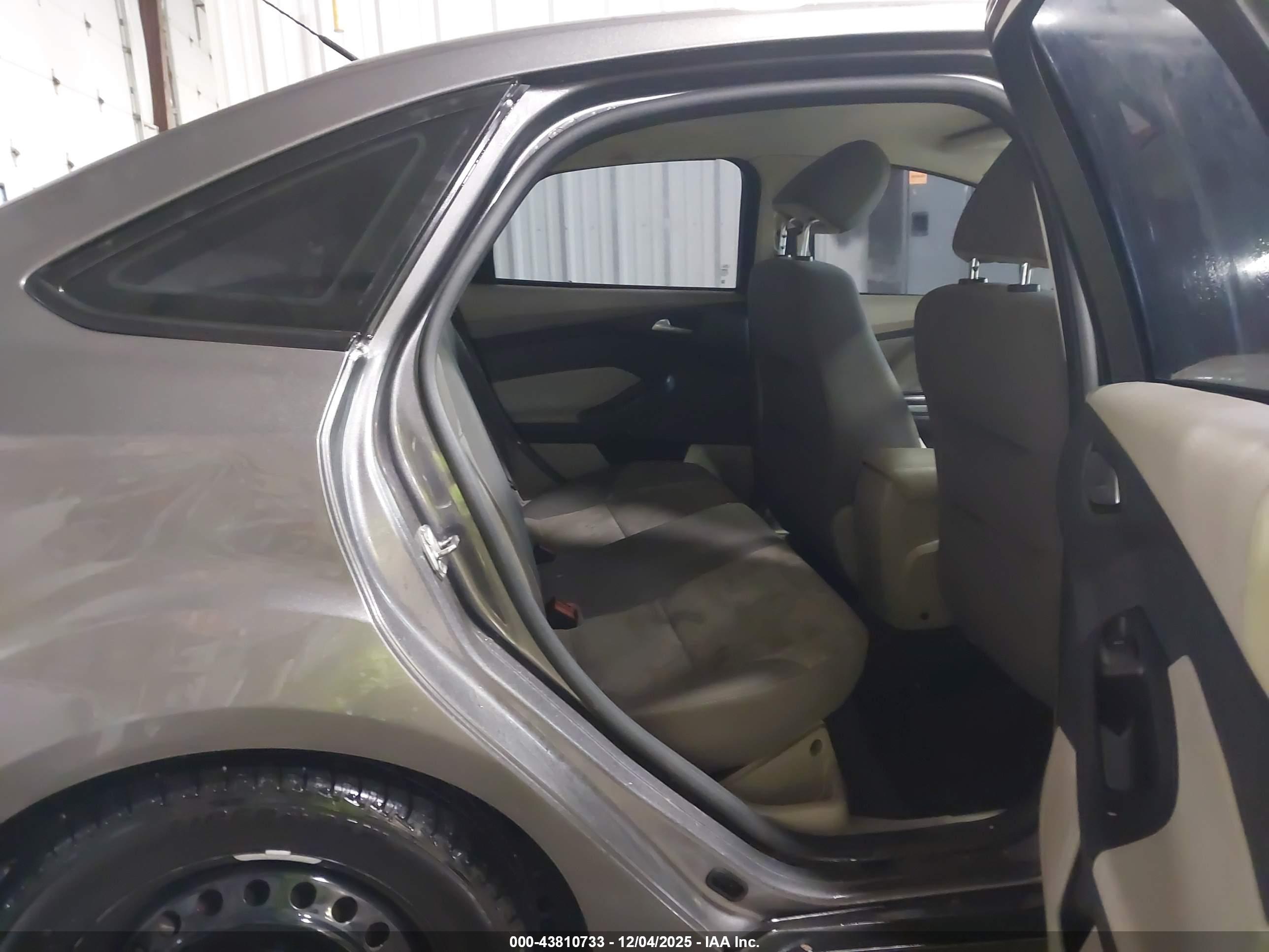 FORD FOCUS image 8