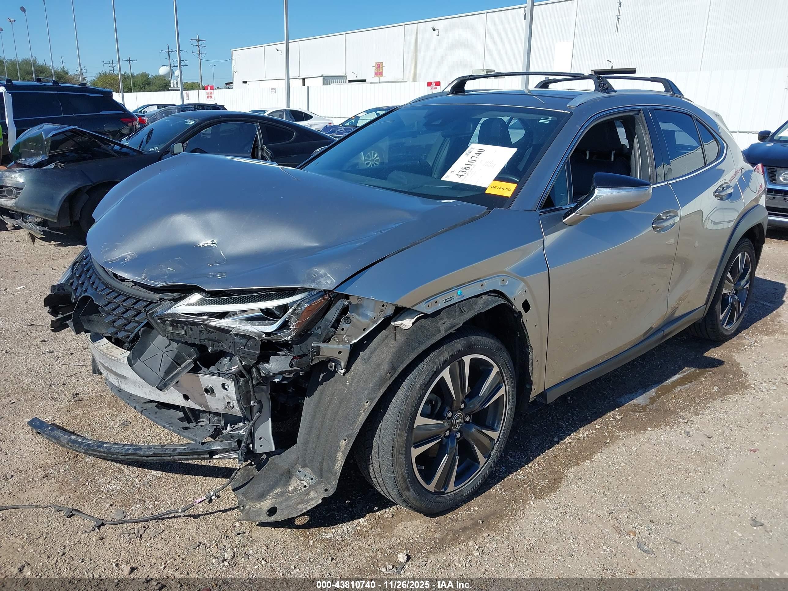 LEXUS UX image 2