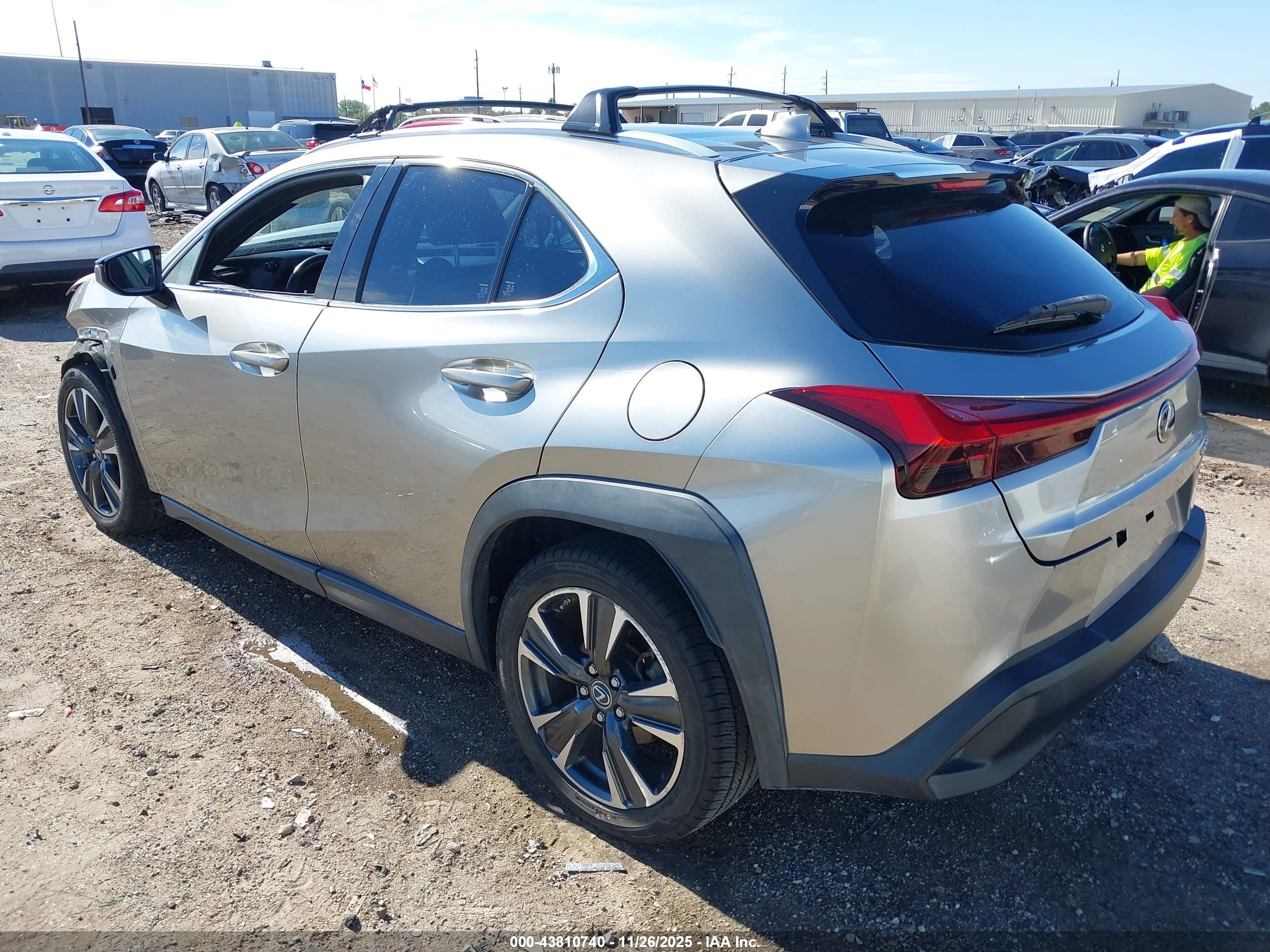 LEXUS UX image 3