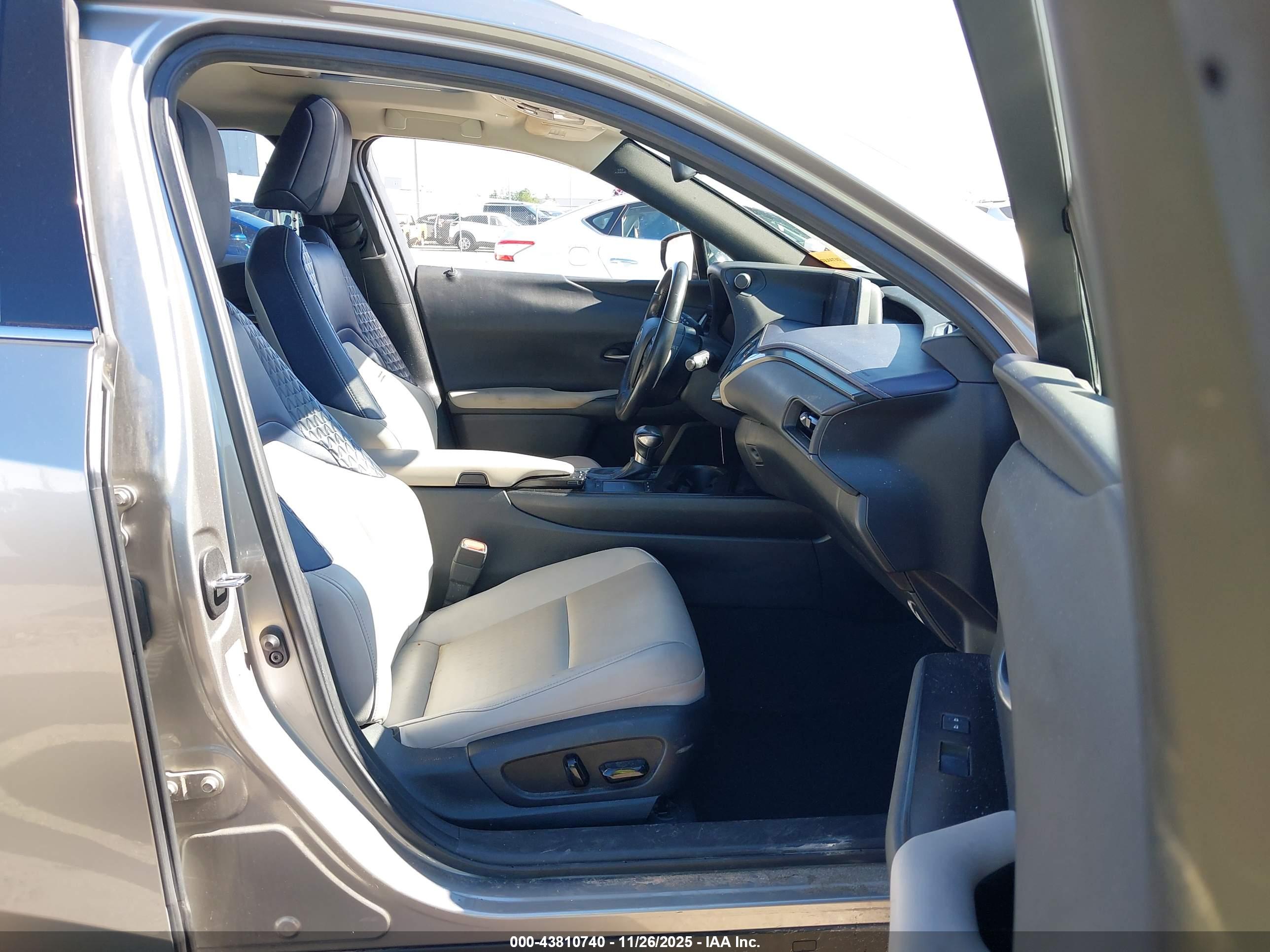 LEXUS UX image 5