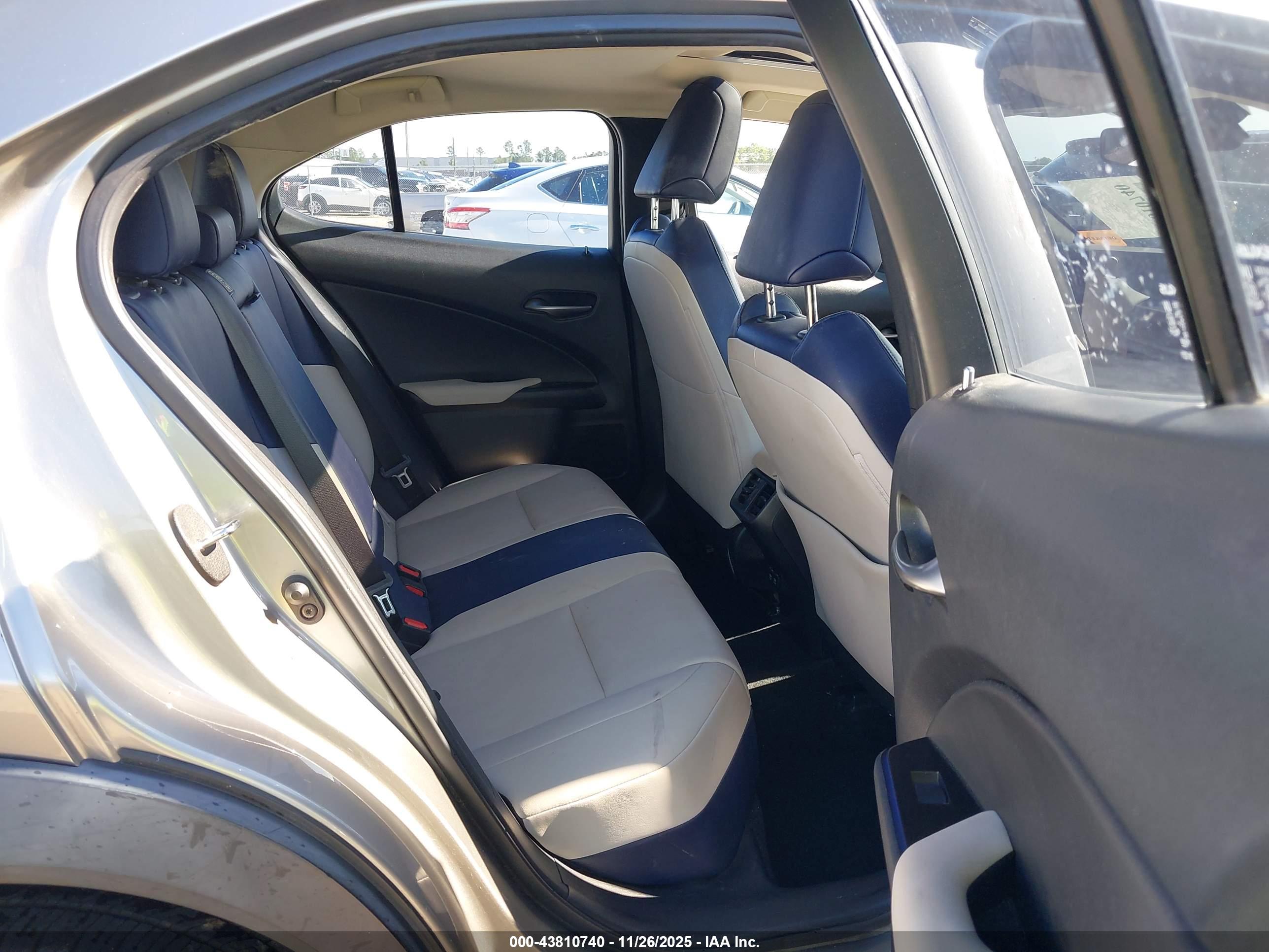 LEXUS UX image 8