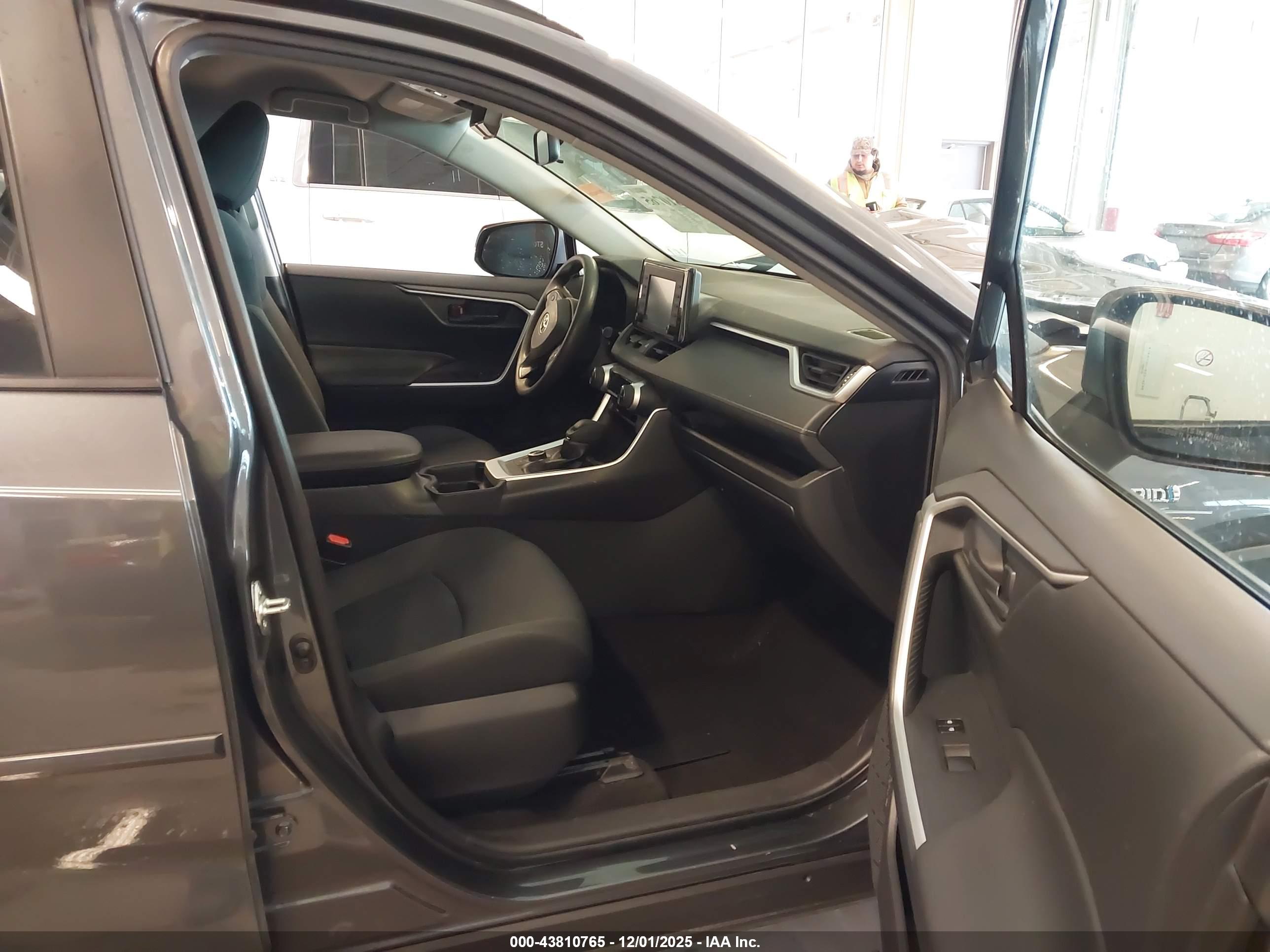 TOYOTA RAV4 image 5
