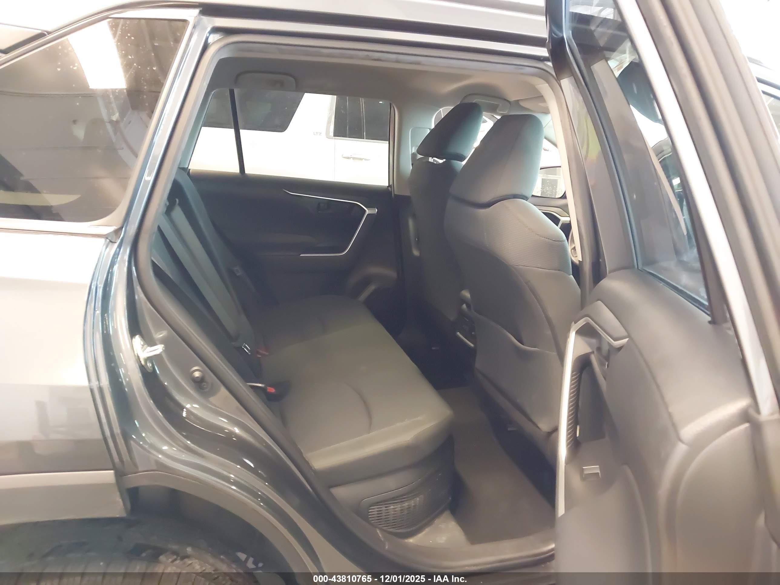 TOYOTA RAV4 image 8