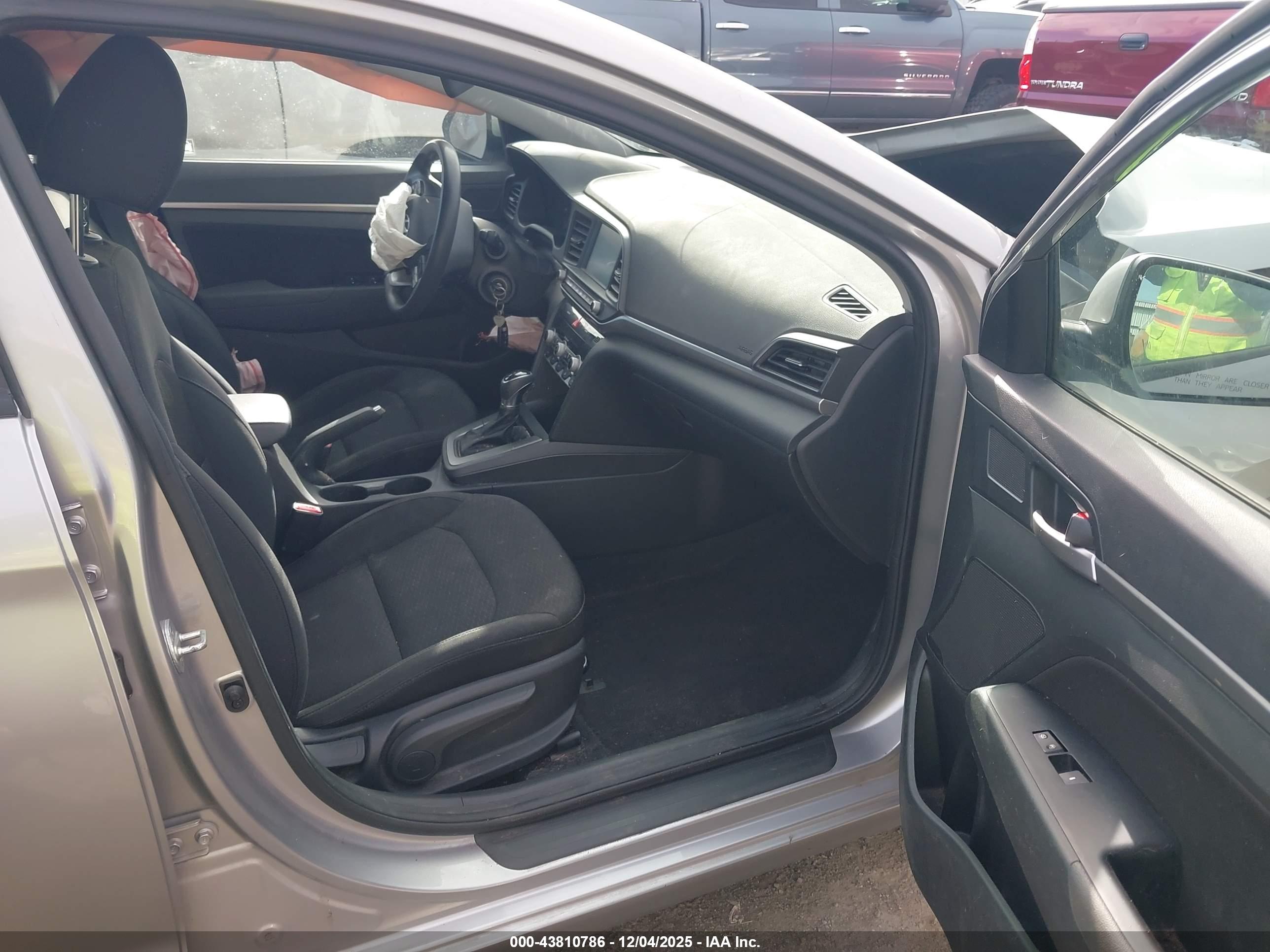 HYUNDAI ELANTRA image 5